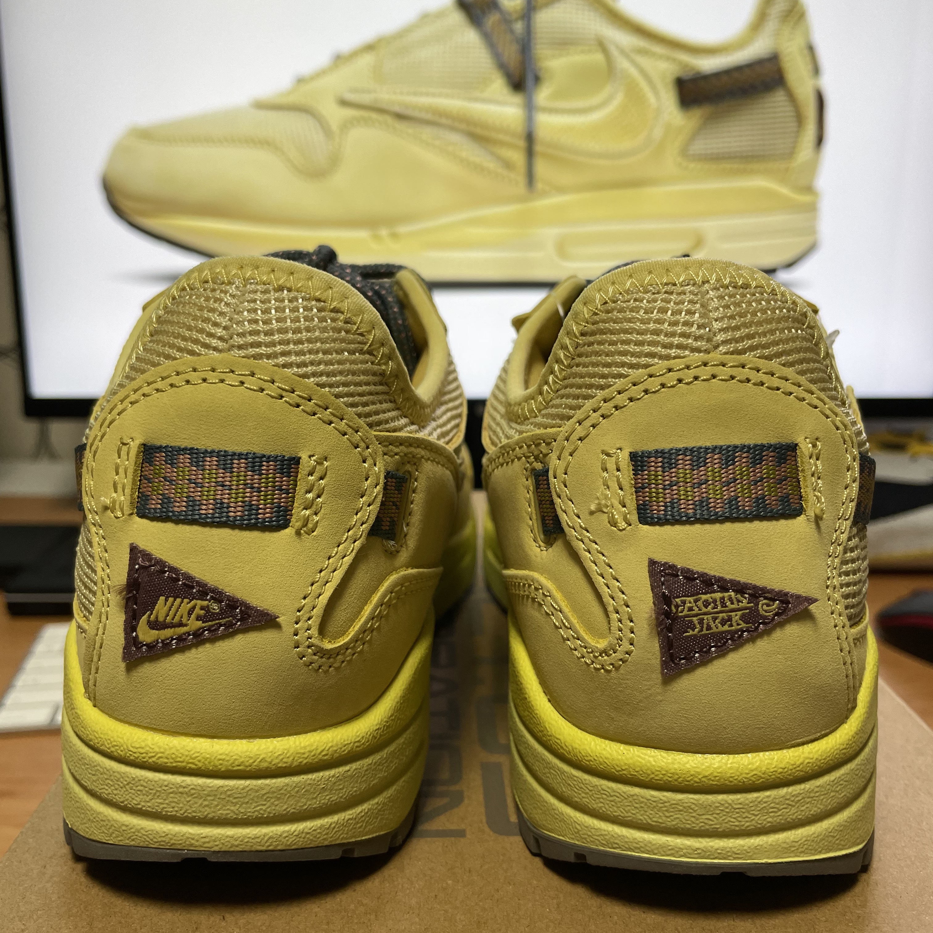 Nike x Travis Scott Air Max 1 Cact.us Gold 착용 스타일 - 4