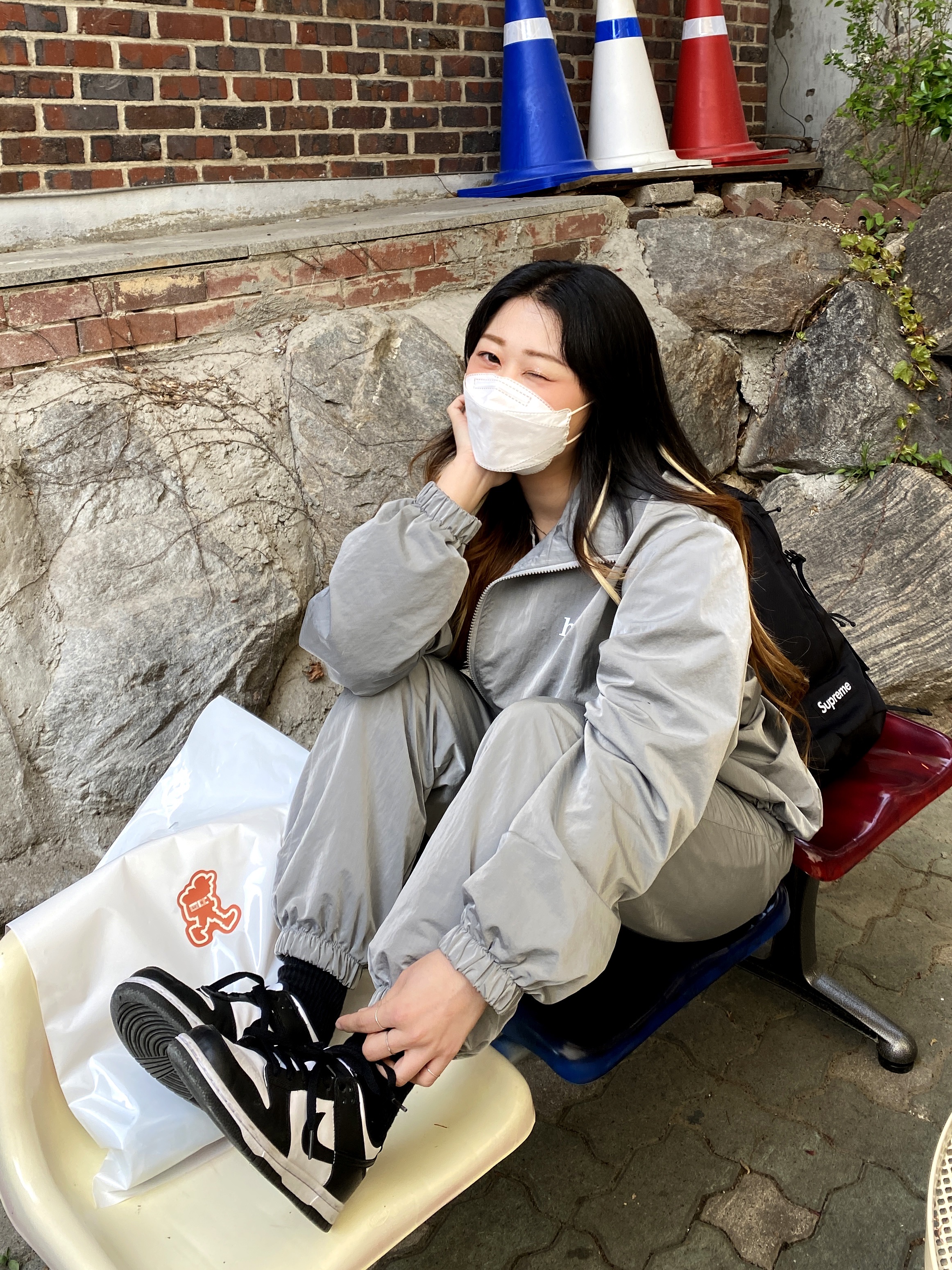 (W) Nike Dunk Low Black, Supreme Backpack Black - 18SS 착용 스타일 - 5
