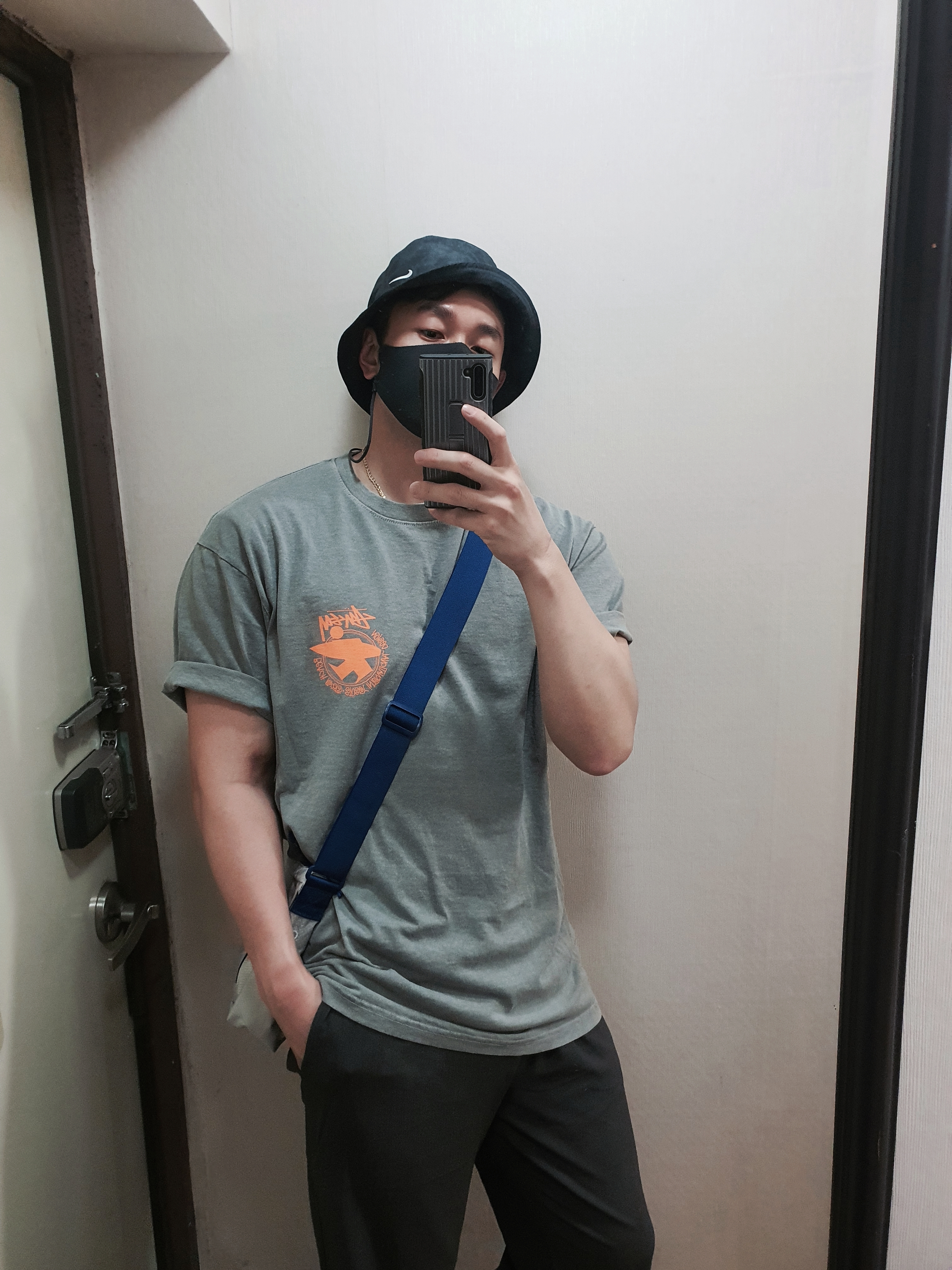 Stussy Beach Roots T-Shirt Grey, Nike NRG Bucket Hat Black 착용 스타일 - 1
