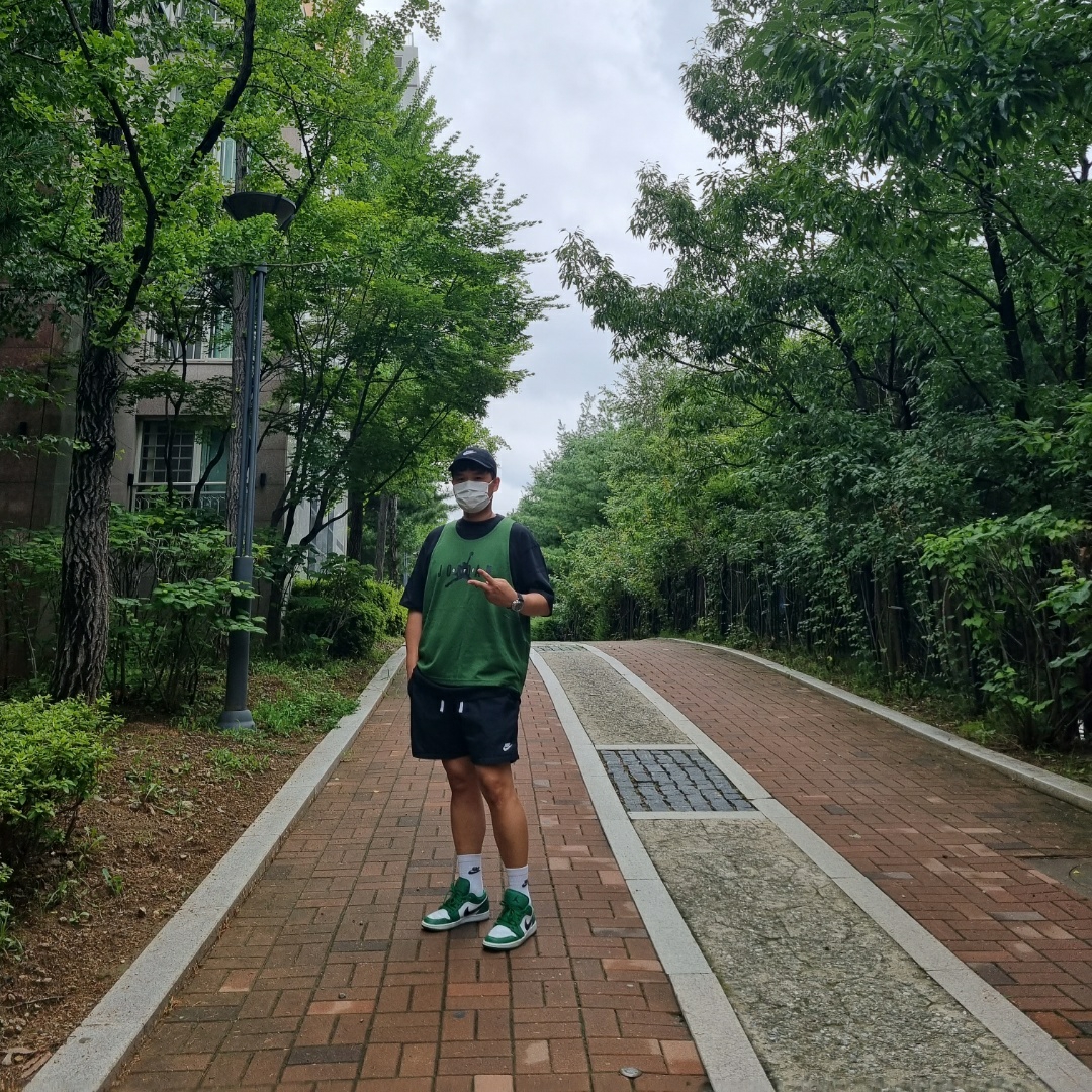 Jordan 1 Low Pine Green, Jordan x Off-White S/S Top Forest Green Black - Asia 착용 스타일 - 2