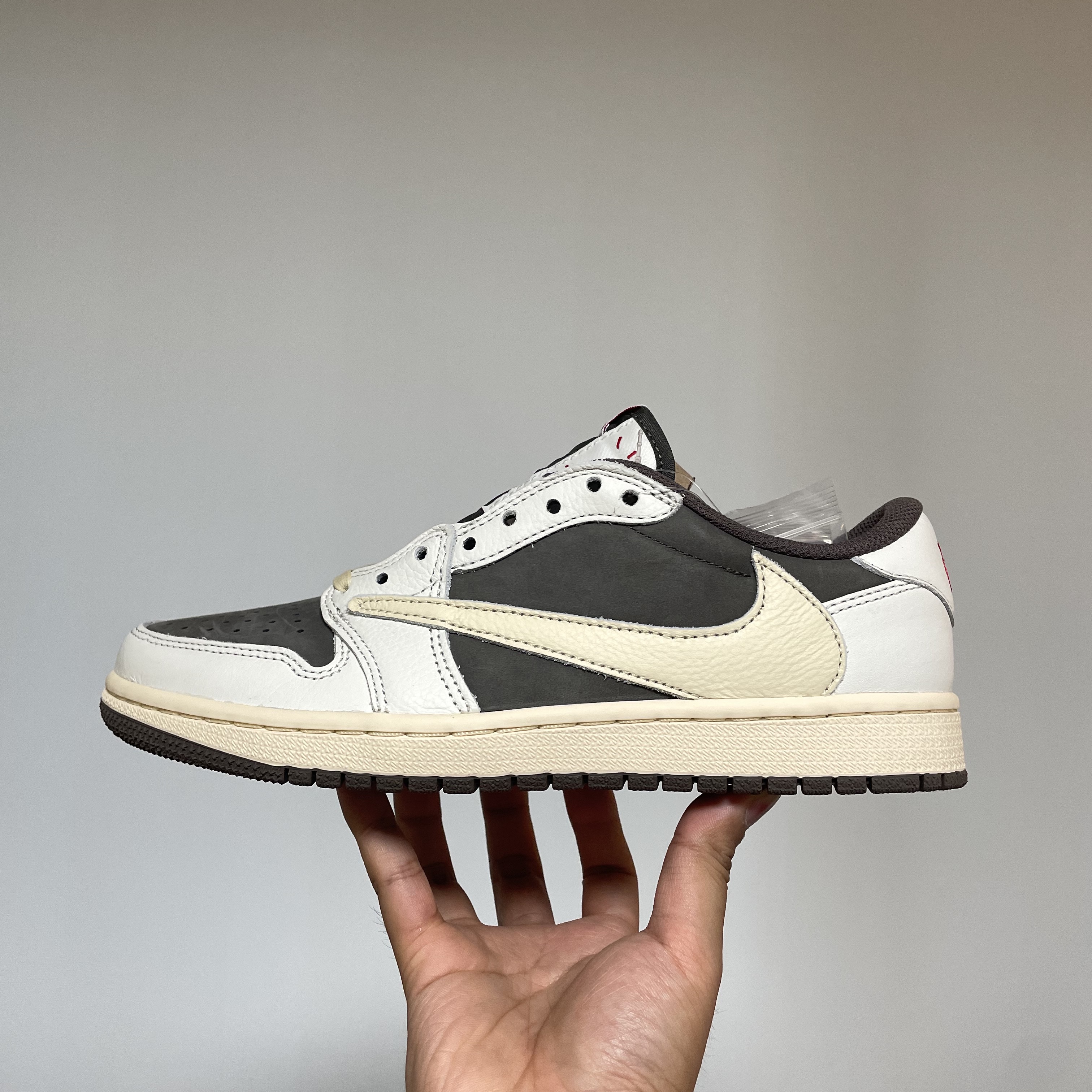 Jordan 1 x Travis Scott Retro Low OG SP Sail and Ridgerock 착용 스타일