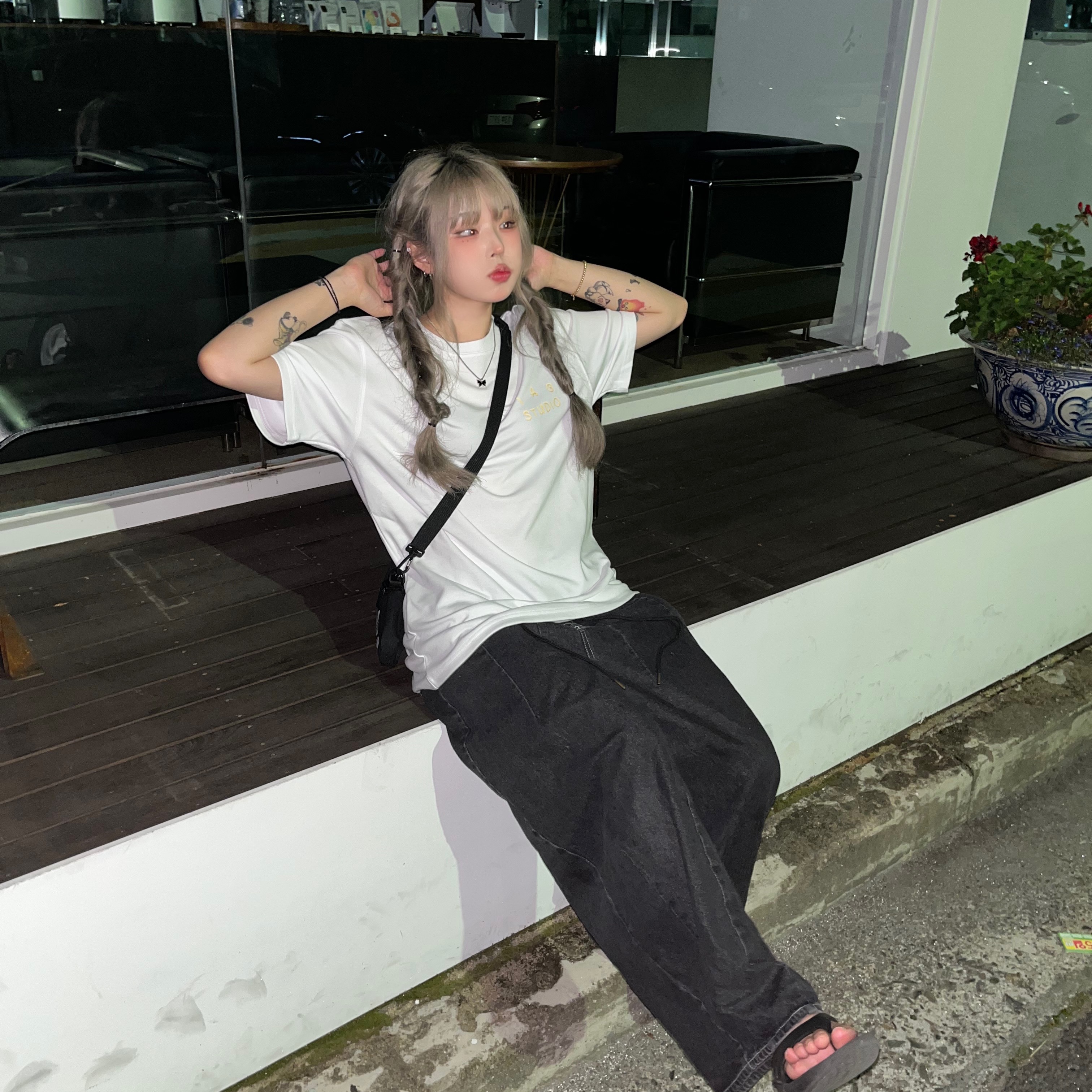 IAB Studio x Ottogi Mayonnaise 50th Anniversary T-Shirt White, Oofos OOriginal Black 착용 스타일 - 1