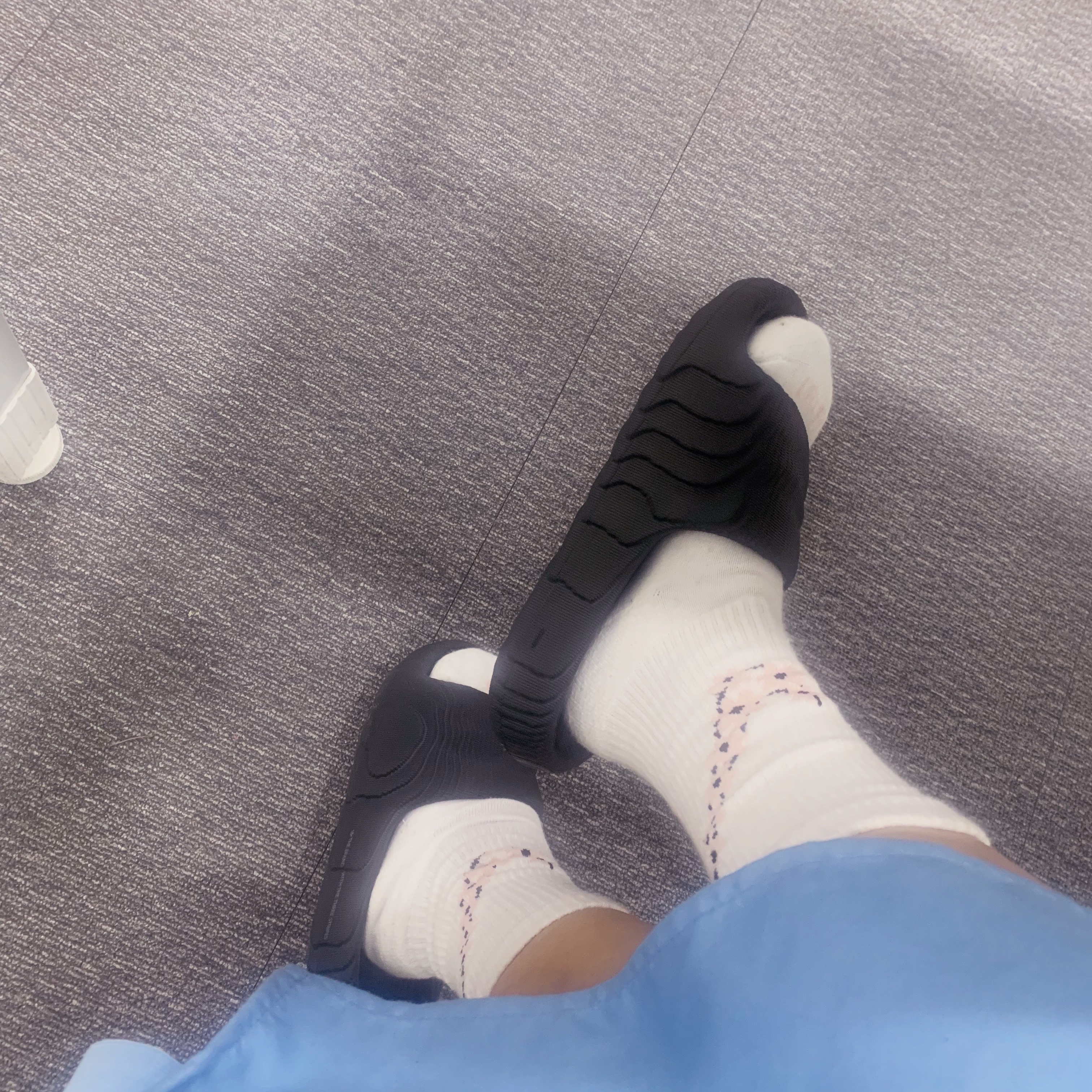 Adidas Adilette 22 Carbon, (Kids) Nike Everyday Plus Socks Pink (3 Pack/Korean Ver.) 착용 스타일
