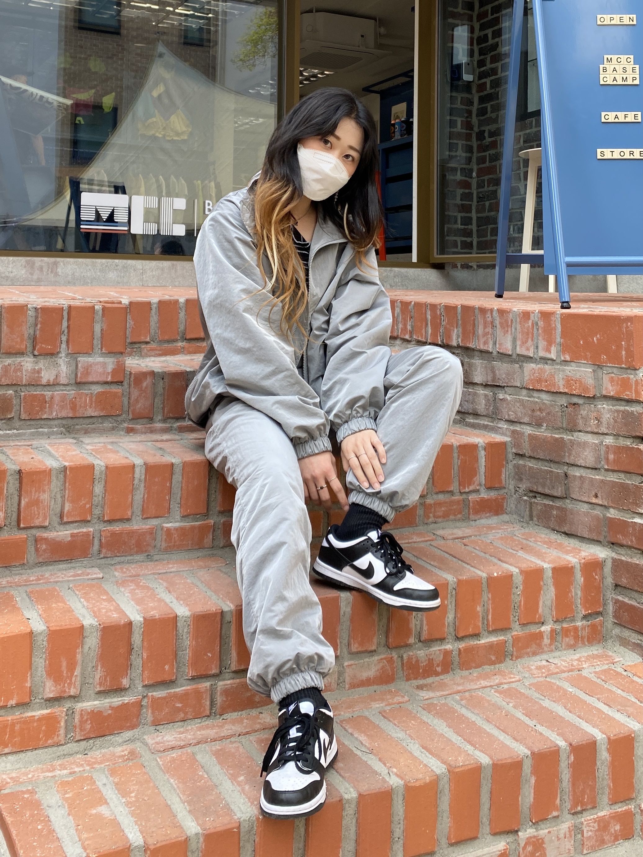 (W) Nike Dunk Low Black, Supreme Backpack Black - 18SS 착용 스타일 - 2