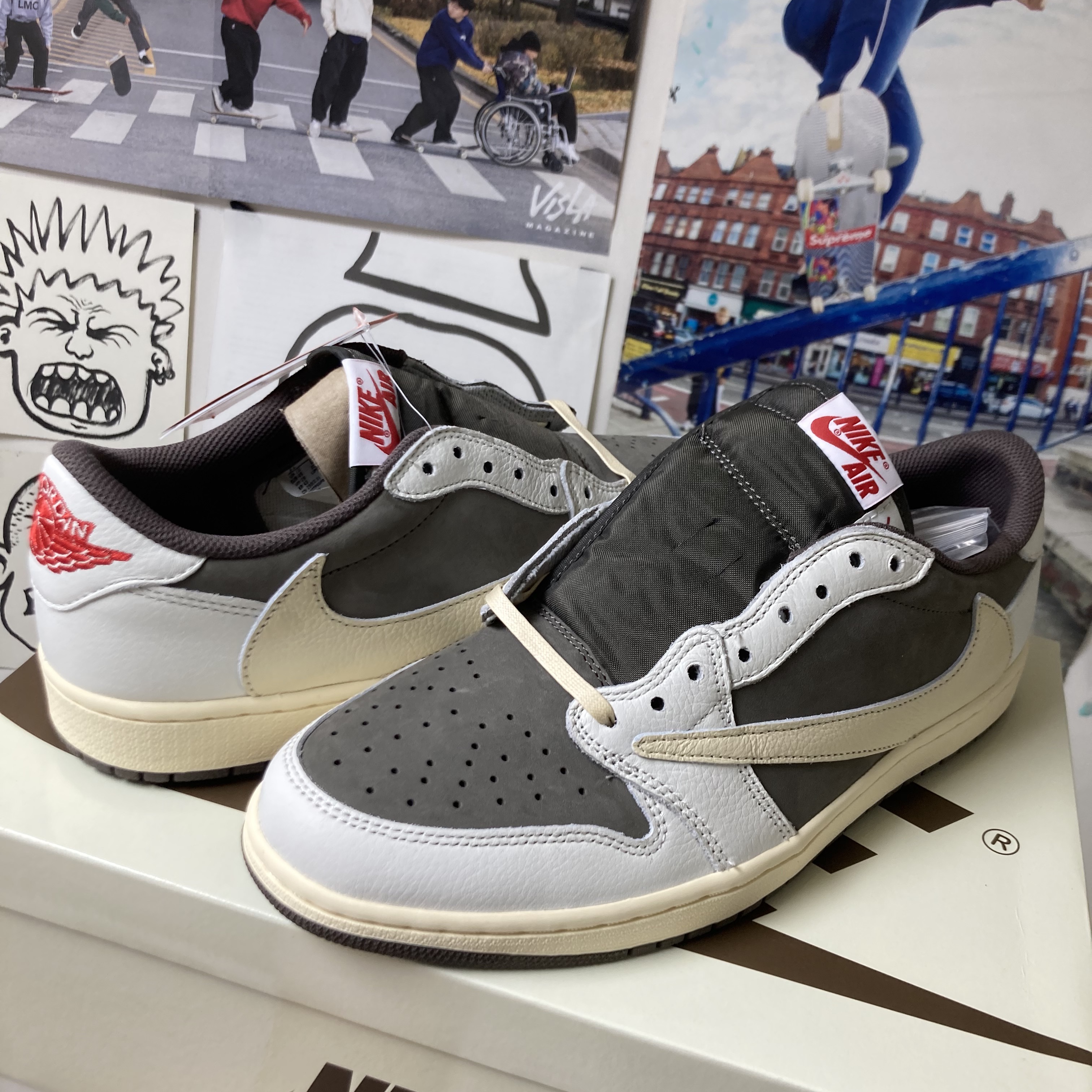 Jordan 1 x Travis Scott Retro Low OG SP Sail and Ridgerock 착용 스타일