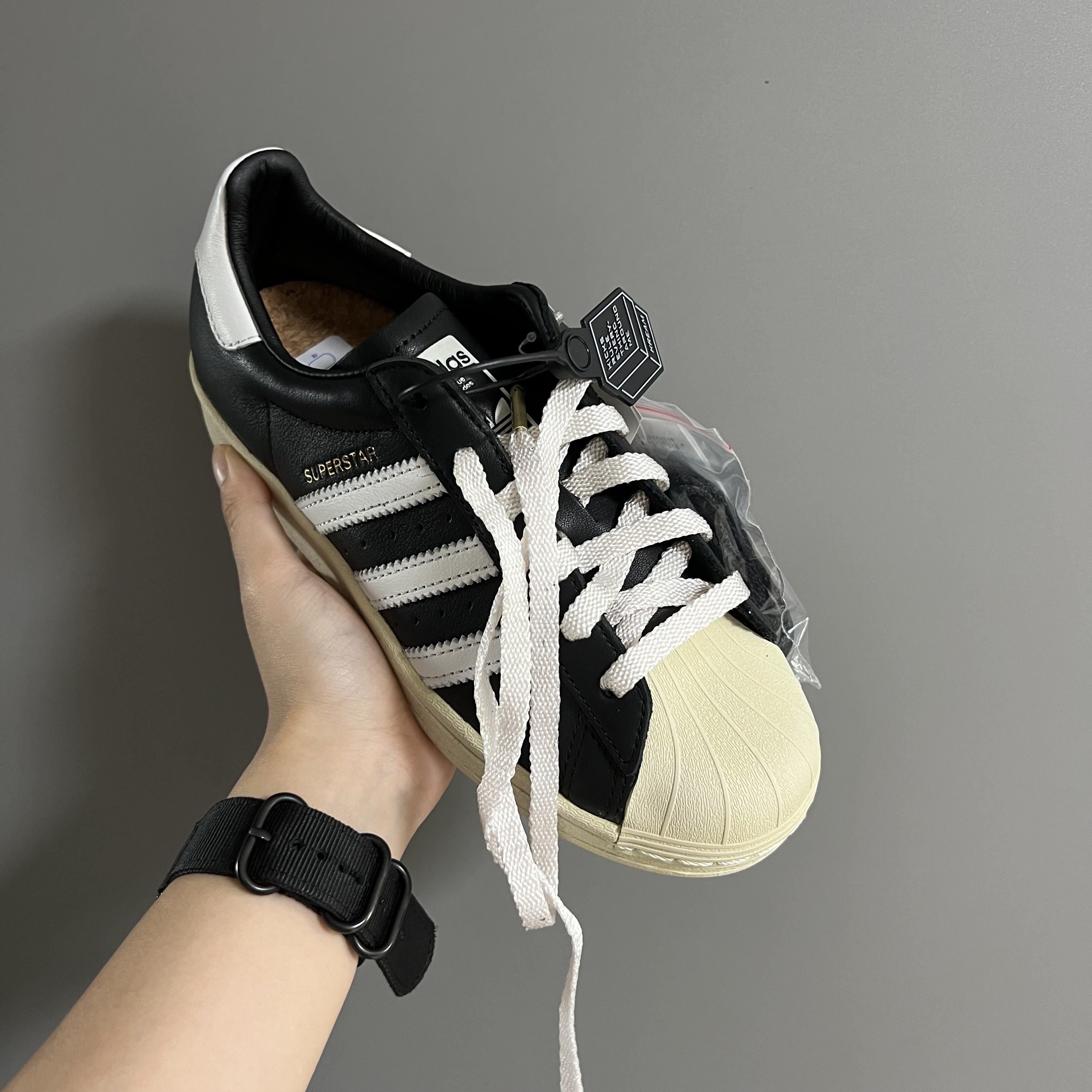 Adidas Superstar Premium Black White 착용 스타일