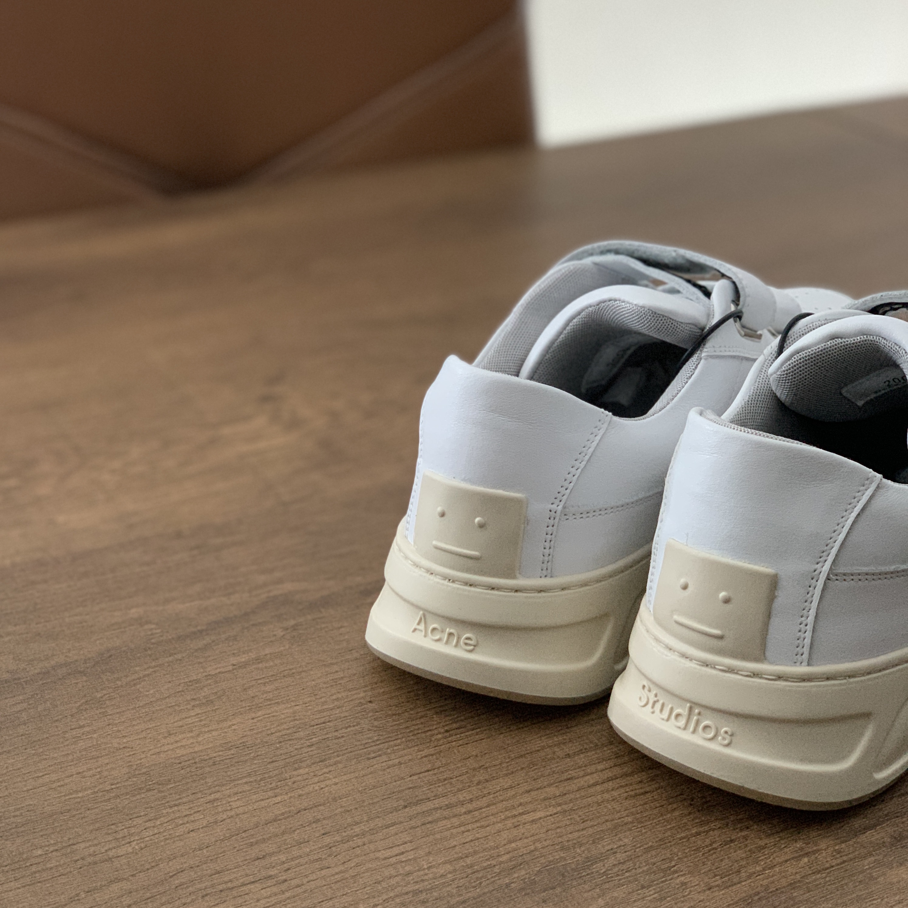 Acne Studios Perey Velcro Strap Sneakers White 착용 스타일 - 2
