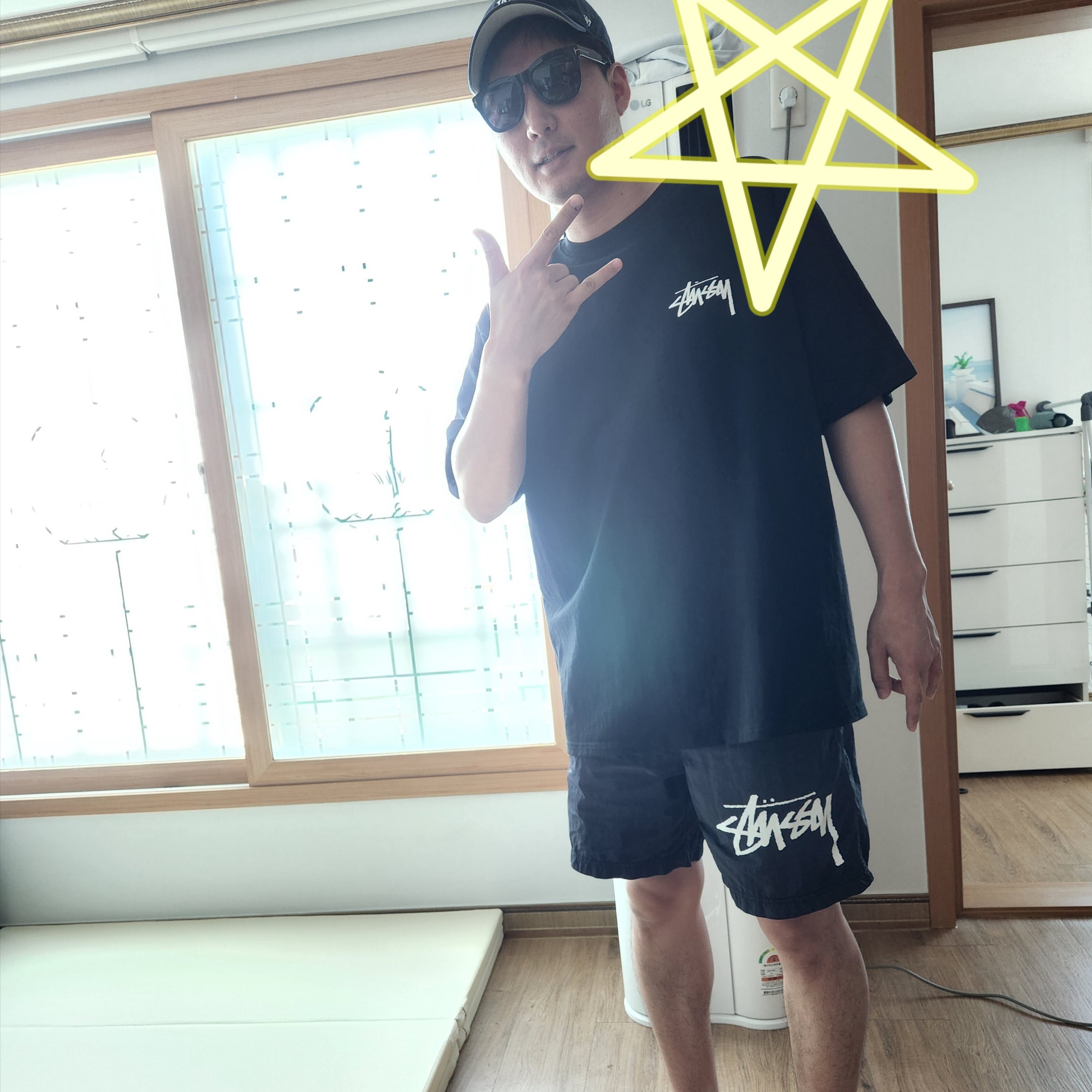 Nike x Stussy Water Shorts Off Noir, Stussy Withered Flower T-Shirt Black 착용 스타일
