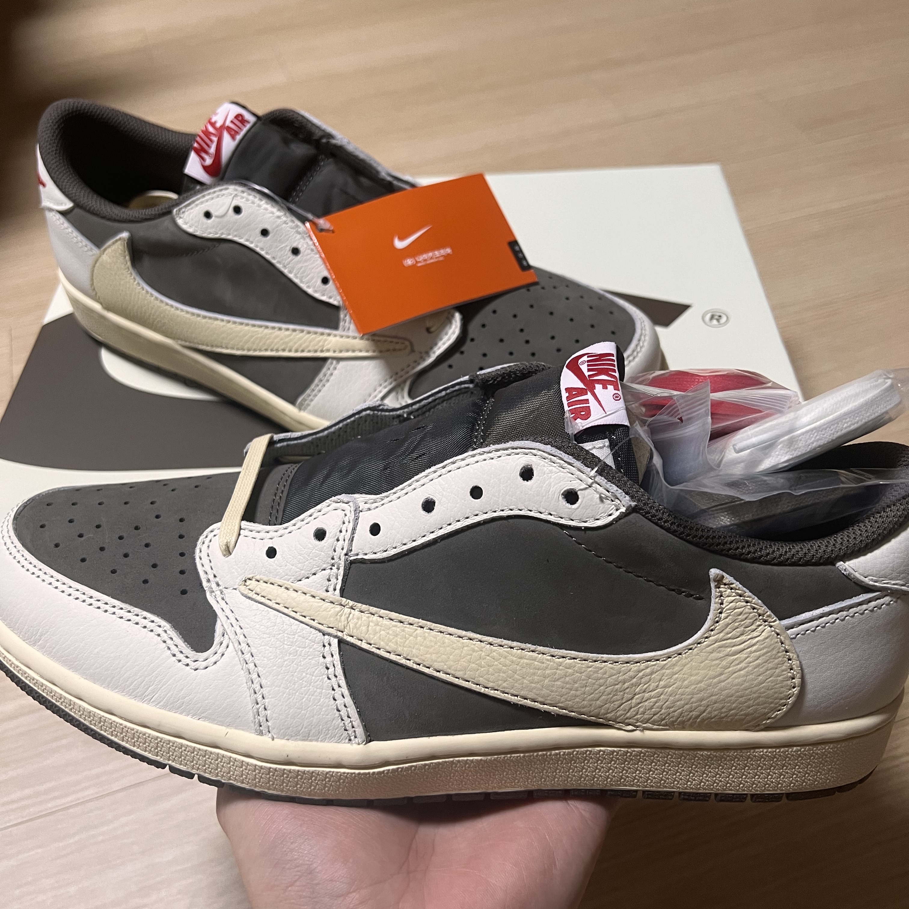 Jordan 1 x Travis Scott Retro Low OG SP Sail and Ridgerock 착용 스타일