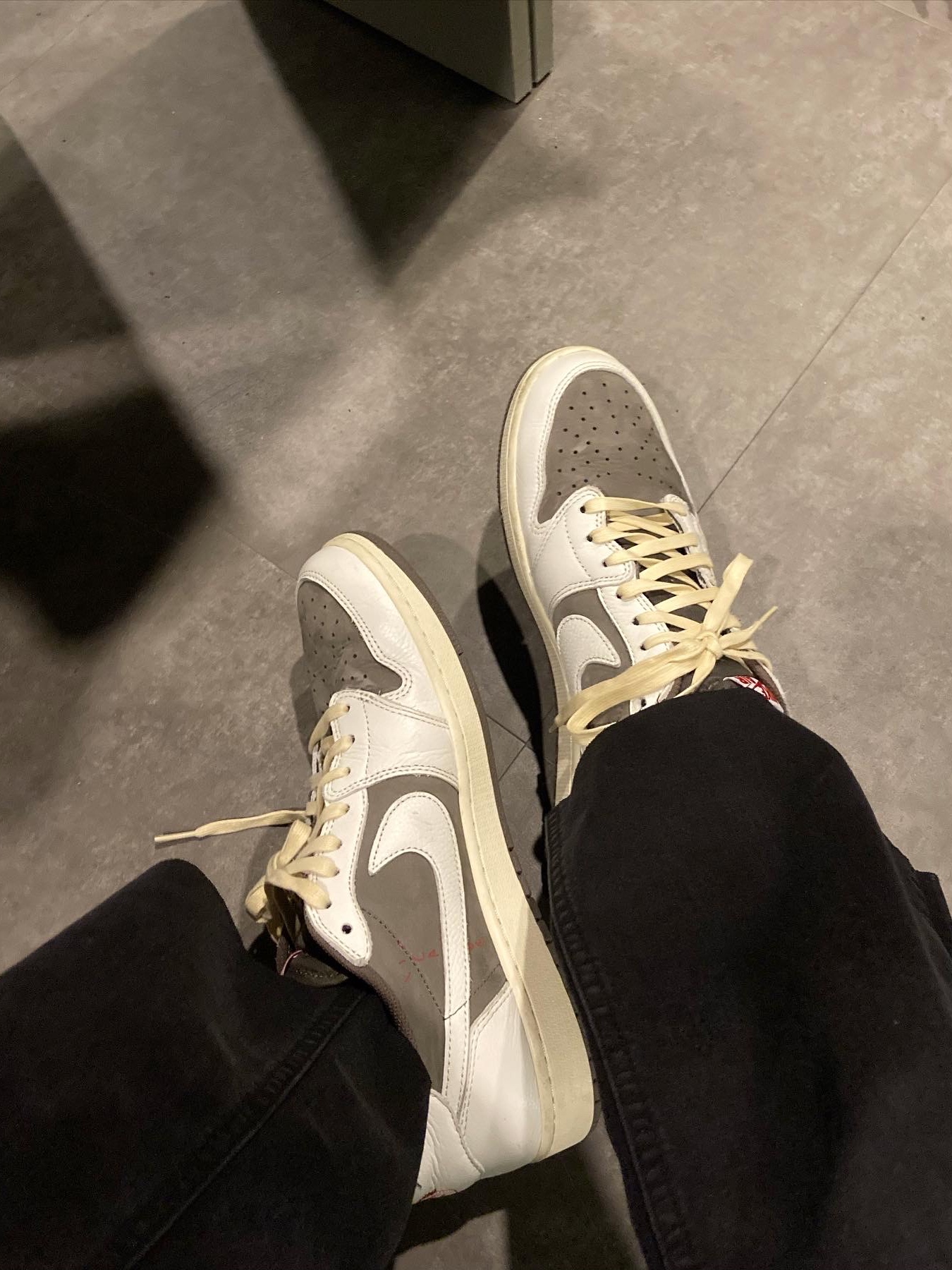 Jordan 1 x Travis Scott Retro Low OG SP Sail and Ridgerock 착용 스타일 - 4