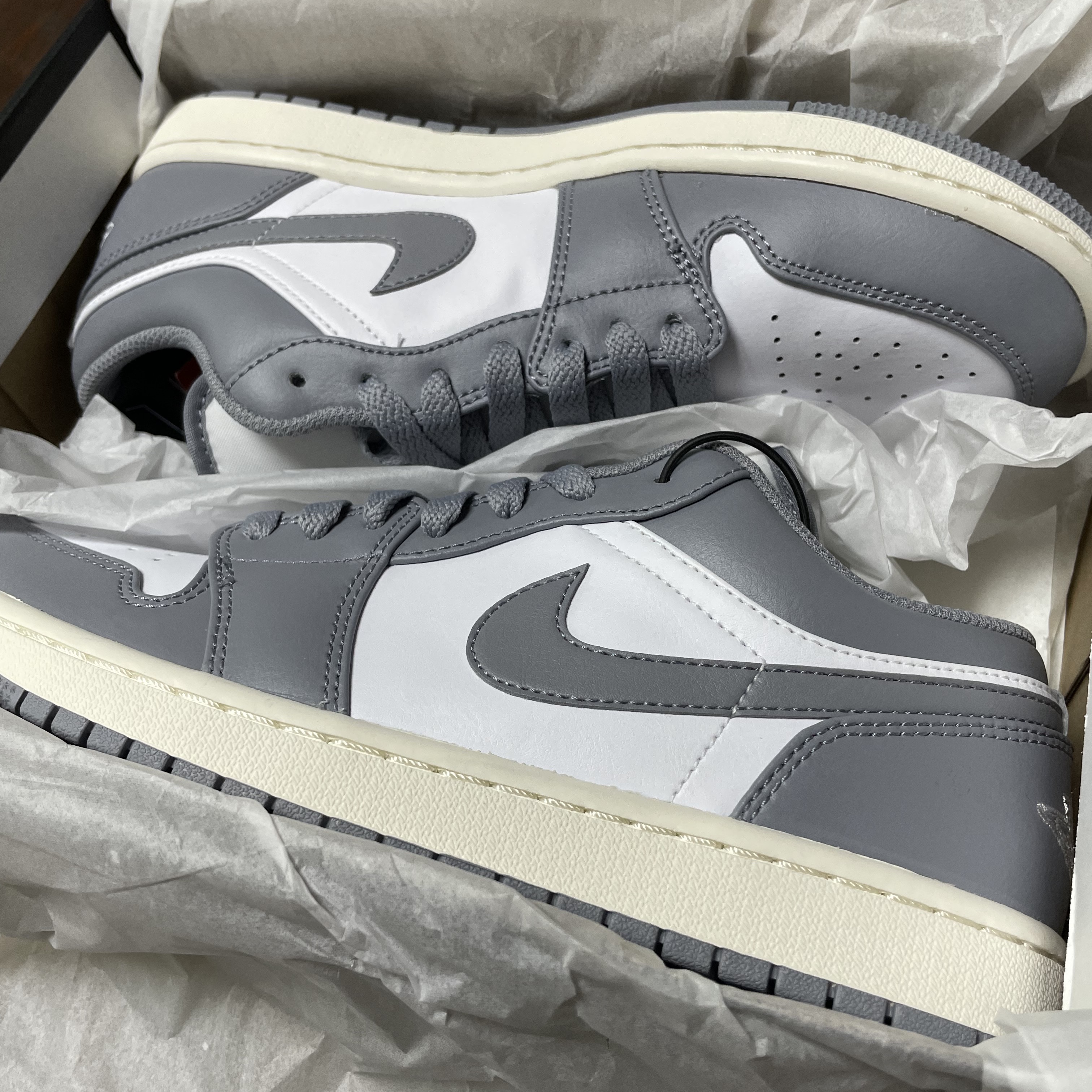 Jordan 1 Low Stealth and White 착용 스타일