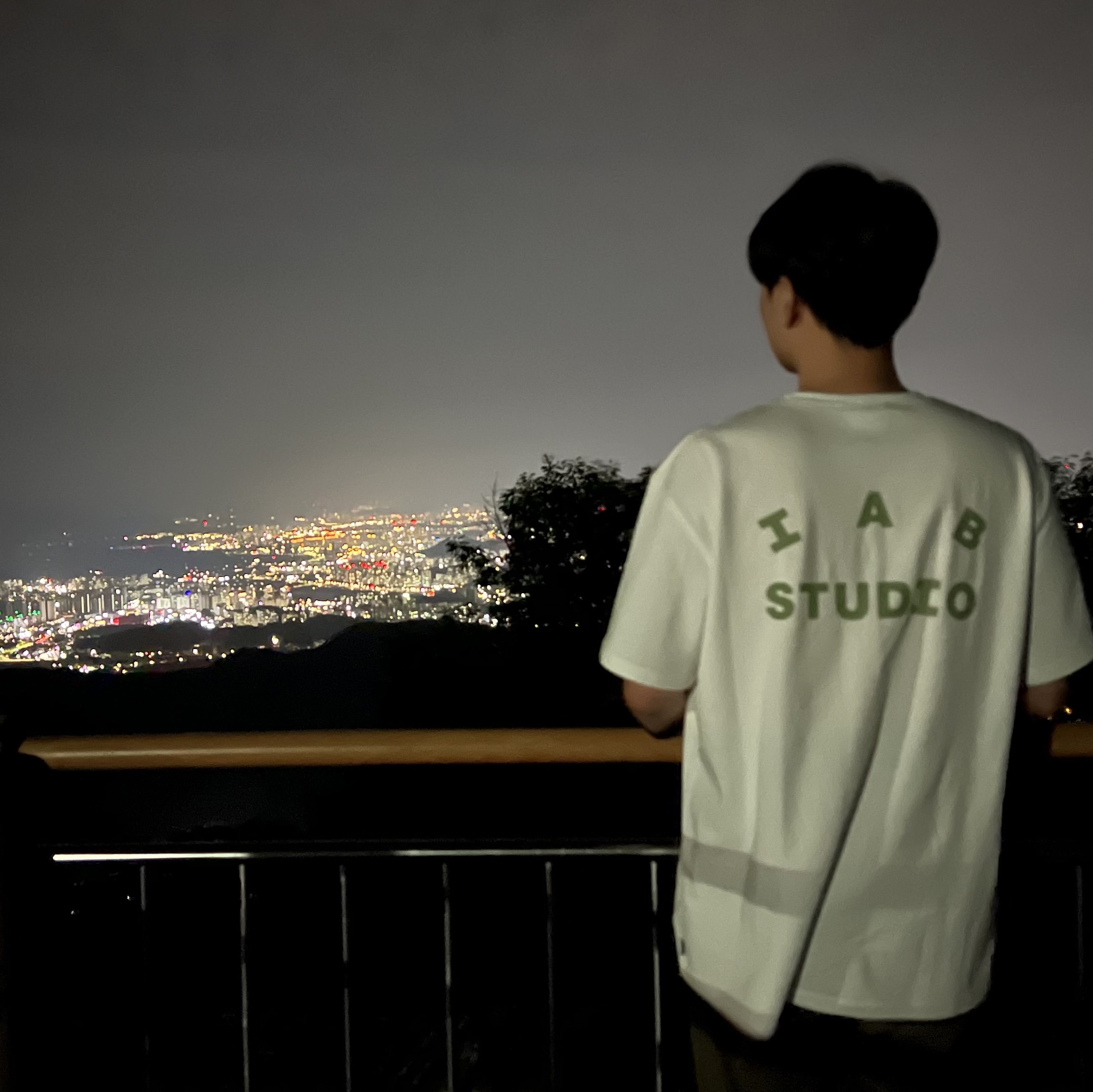 IAB Studio T-Shirt White Light Green 착용 스타일