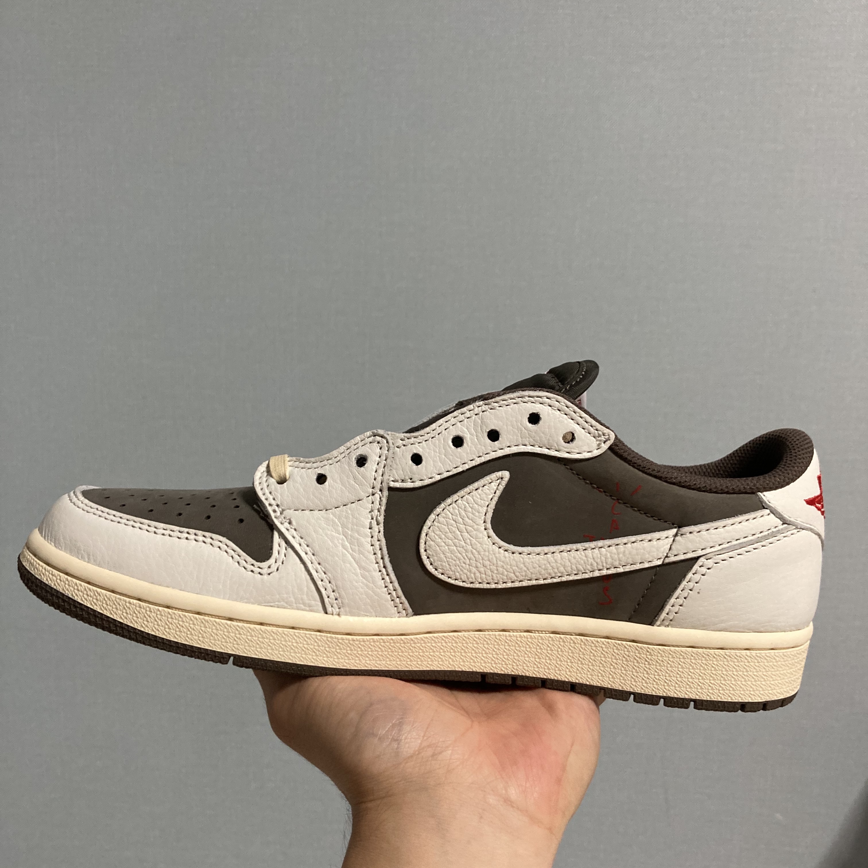 Jordan 1 x Travis Scott Retro Low OG SP Sail and Ridgerock 착용 스타일 - 1
