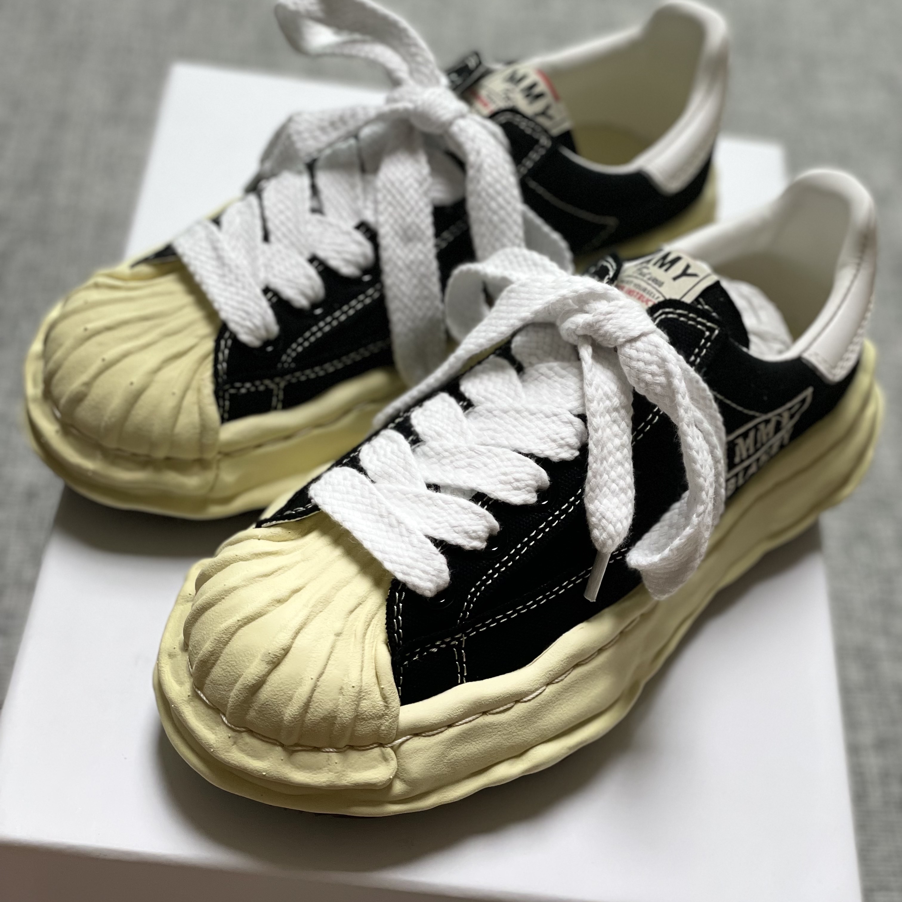 Maison Mihara Yasuhiro Blakey VL OG Sole Canvas Low-top Sneakers Black 착용 스타일 - 1