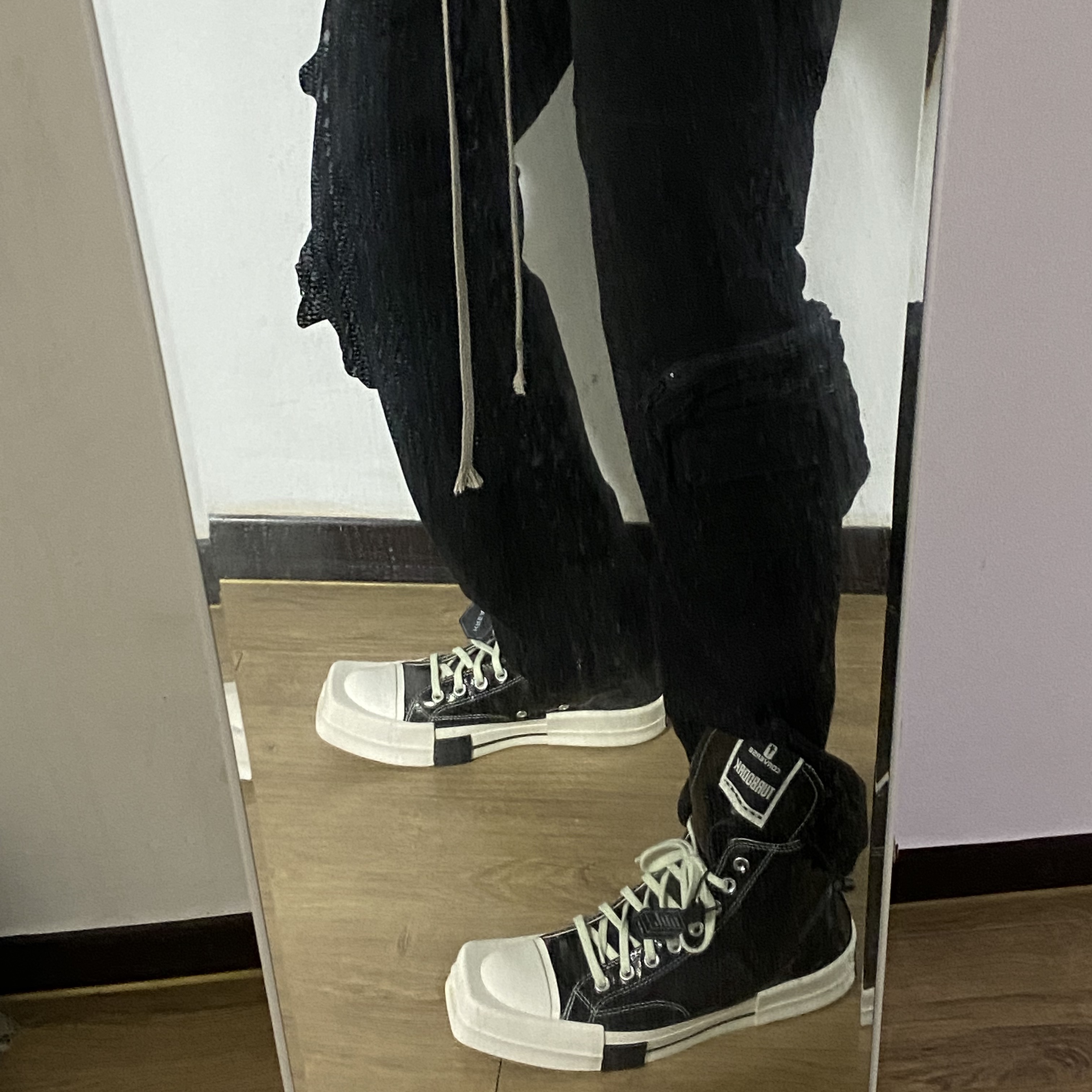 Converse x Drkshdw Turbodrk Chuck 70 Hi Black Lacquered Denim 착용 스타일