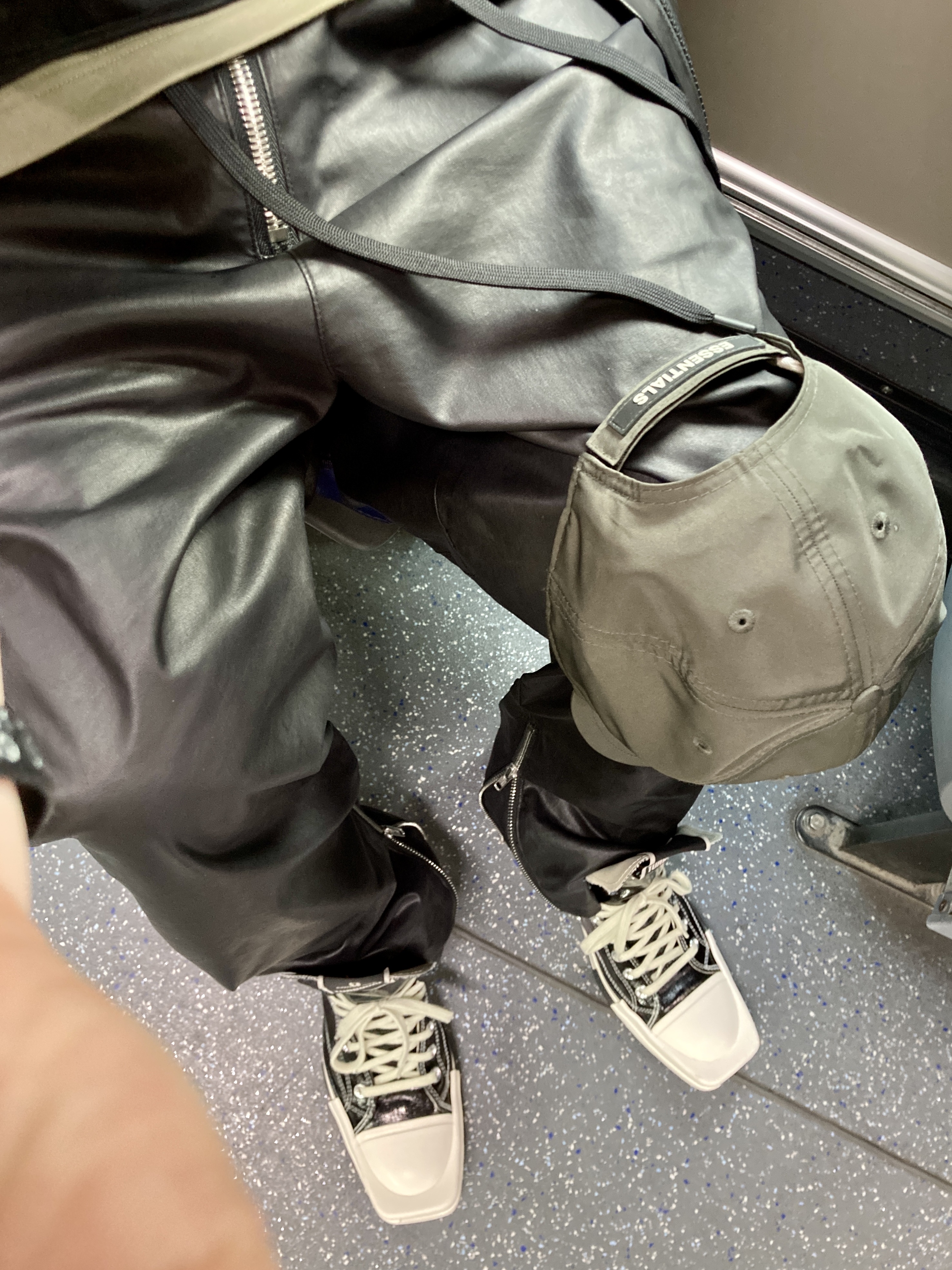 Converse x Drkshdw Turbodrk Chuck 70 Hi Black Lacquered Denim, Essentials x New Era Retro Crown Strapback Brown 착용 스타일 - 1