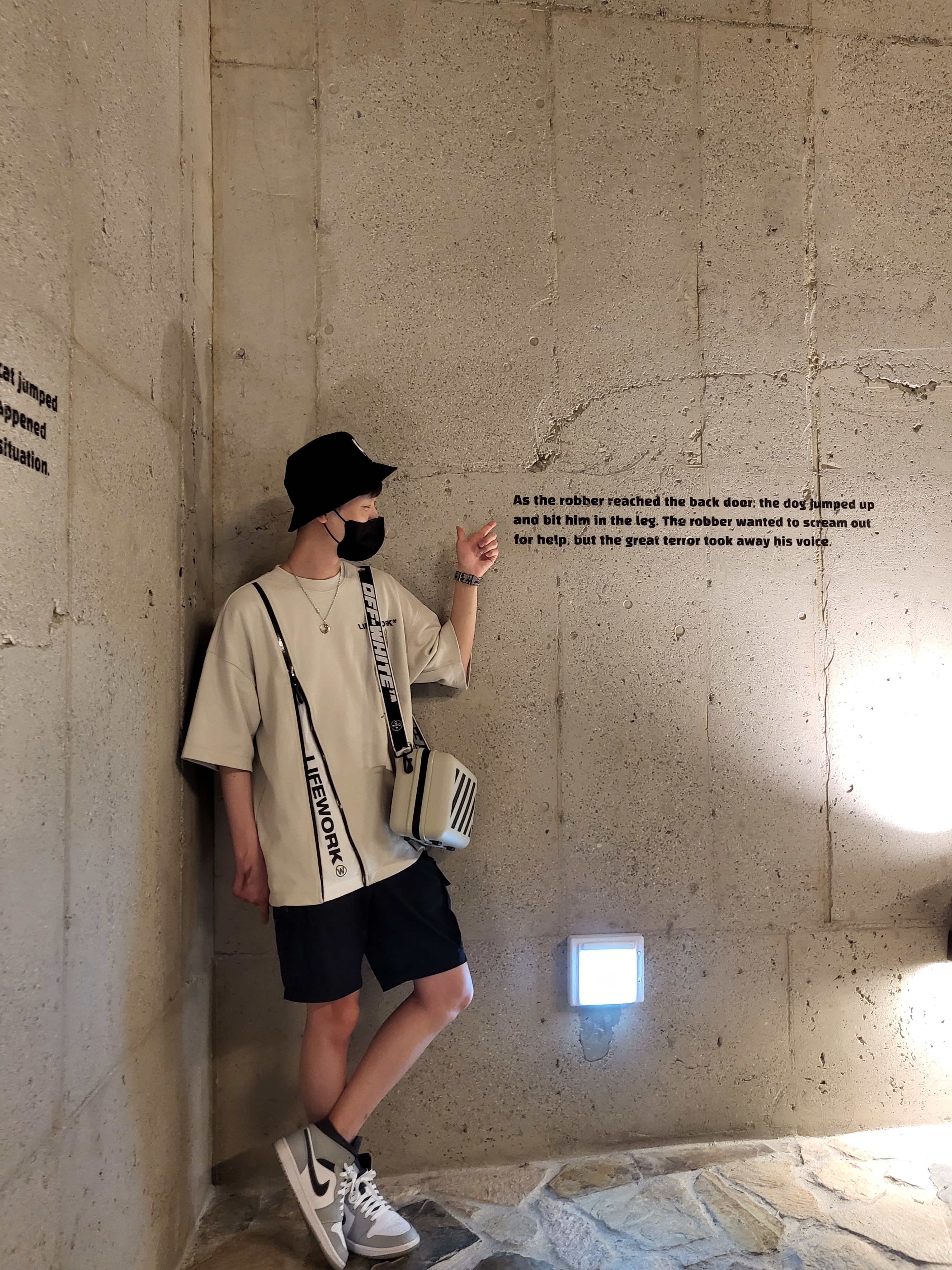 Off-White x Amore Pacific Protection Box (Without Cosmetics), Jordan 1 Mid Light Smoke Grey Anthracite 착용 스타일 - 1