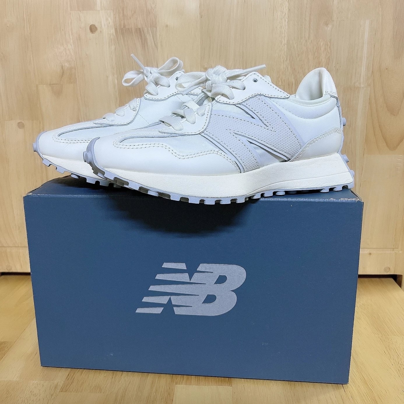 New Balance 327 Shifted White Pack 착용 스타일