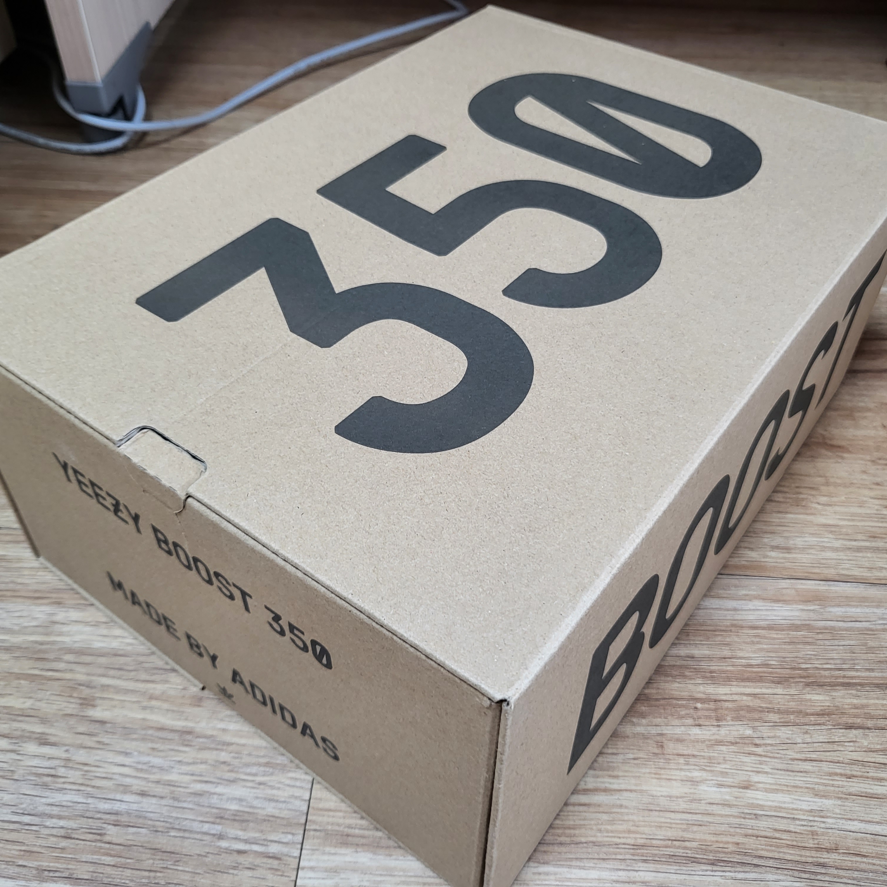 Adidas Yeezy Boost 350 V2 Core Black White 2022 착용 스타일 - 1