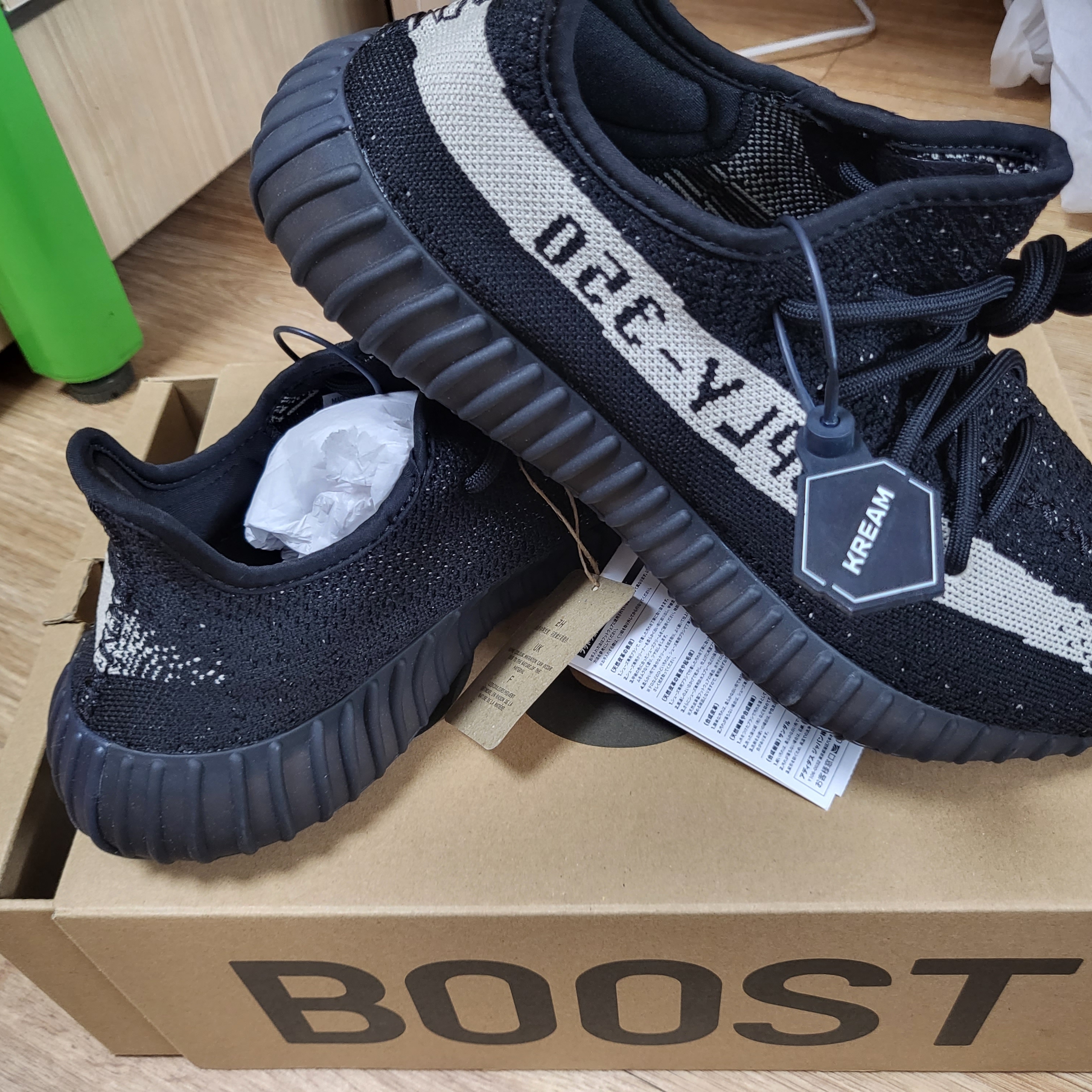 Adidas Yeezy Boost 350 V2 Core Black White 2022 착용 스타일 - 2