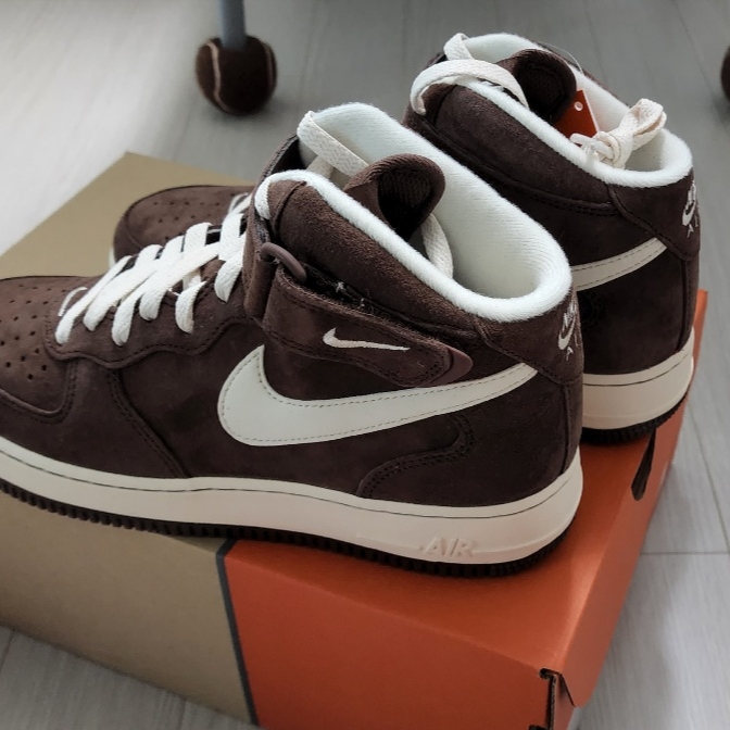 Nike Air Force 1 Mid '07 QS Chocolate 착용 스타일 - 1