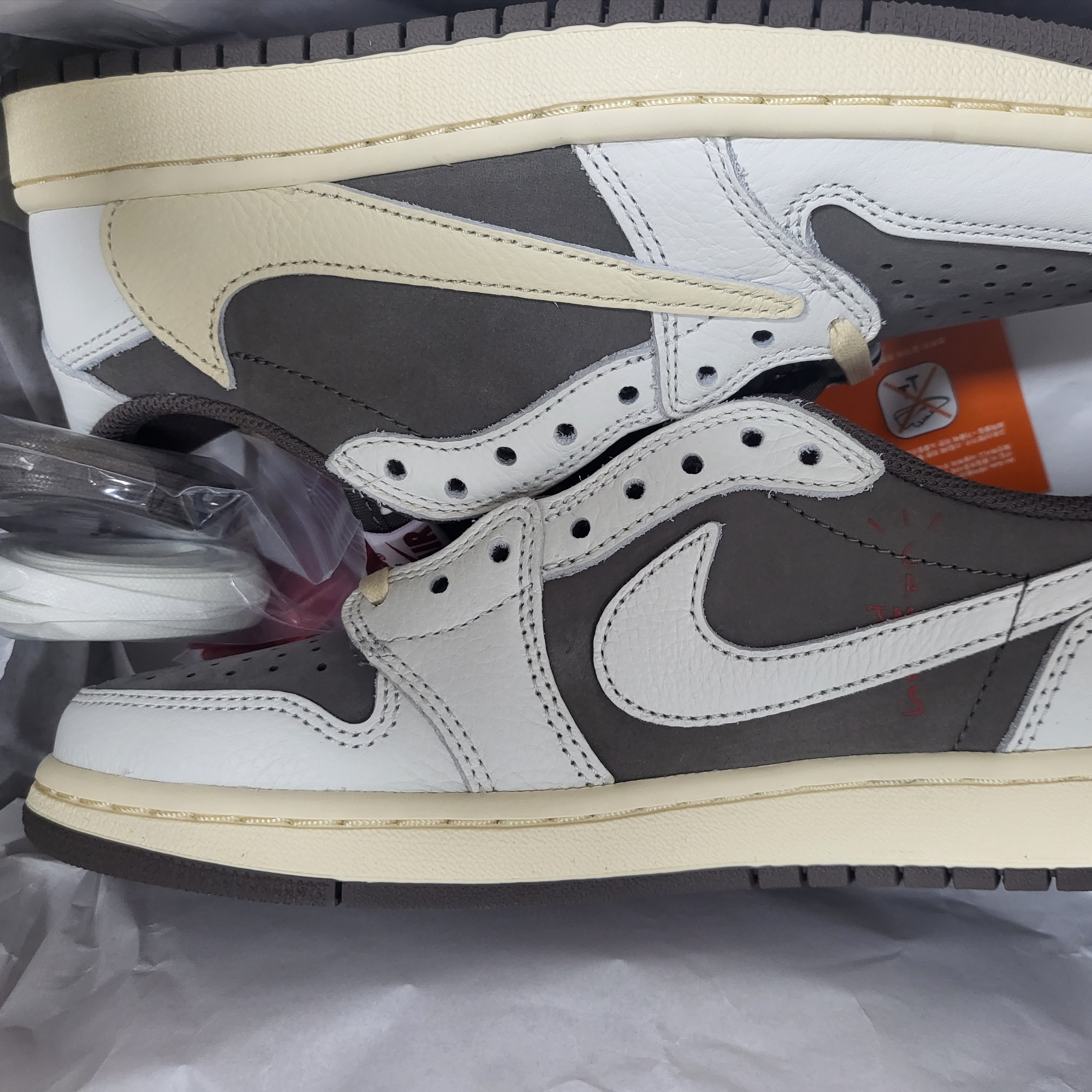 Jordan 1 x Travis Scott Retro Low OG SP Sail and Ridgerock 착용 스타일 - 1