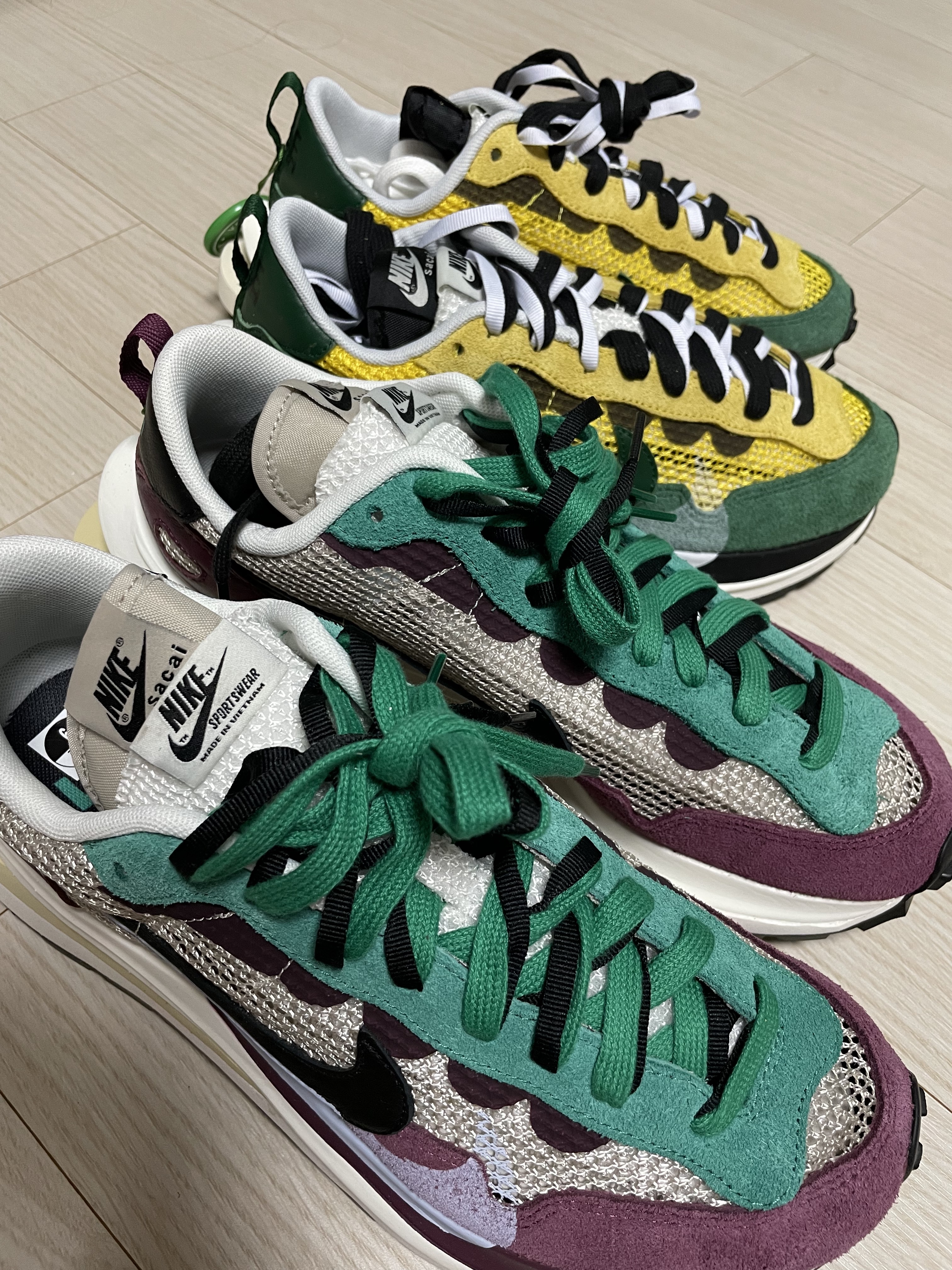 Nike x Sacai VaporWaffle Tour Yellow & Gorge Green Sail, Nike x Sacai VaporWaffle String & Black Villain Red 착용 스타일