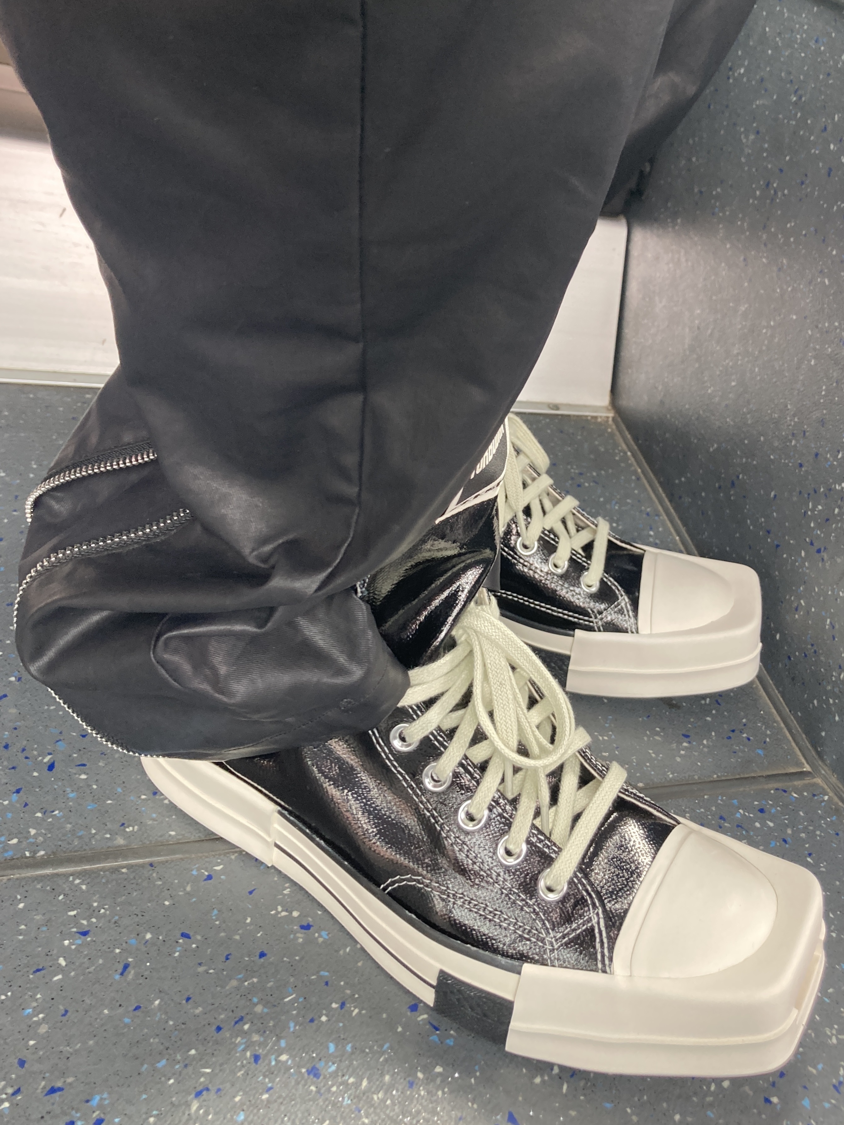 Converse x Drkshdw Turbodrk Chuck 70 Hi Black Lacquered Denim, Essentials x New Era Retro Crown Strapback Brown 착용 스타일 - 2