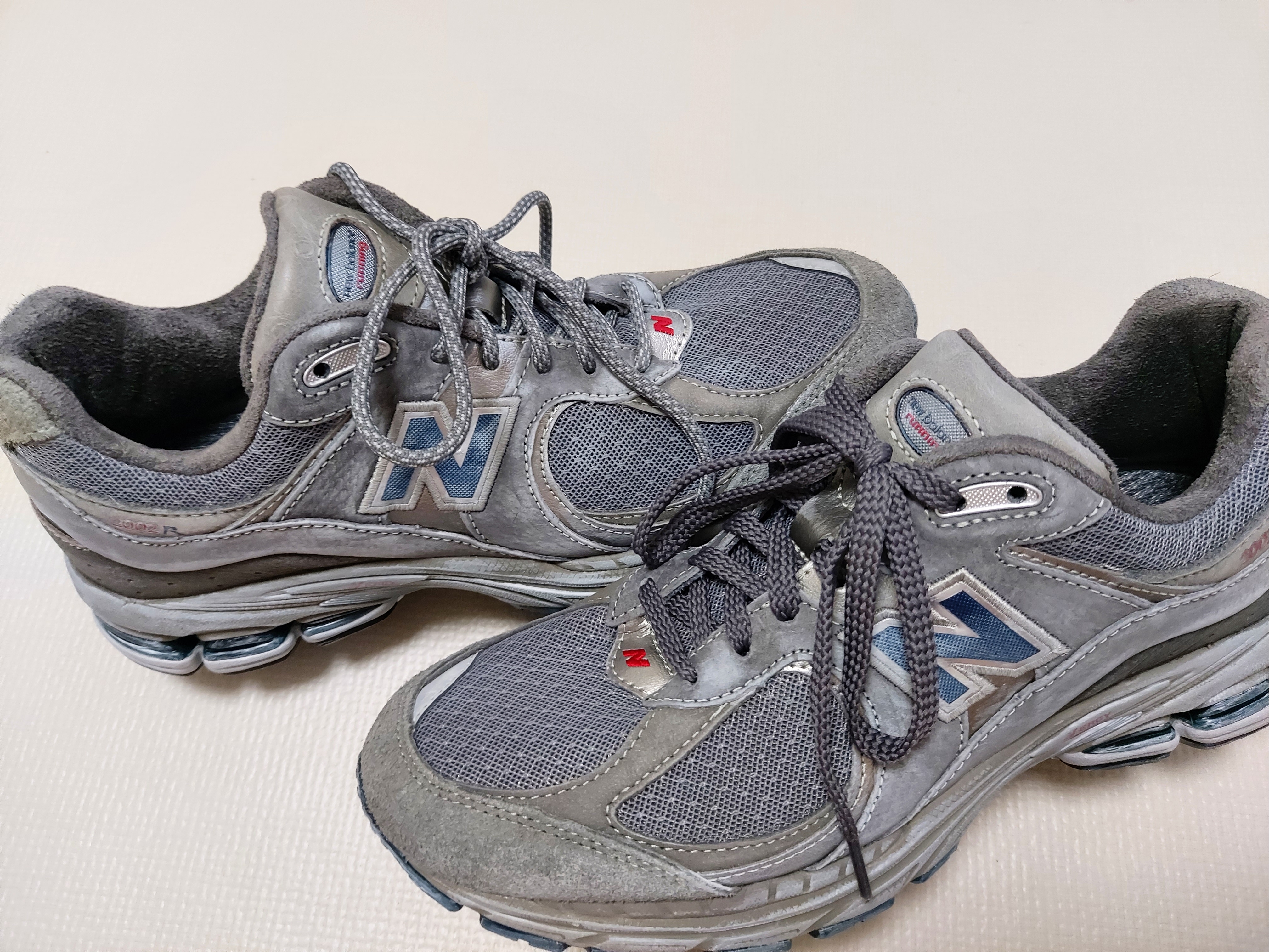 New Balance 2002R Premium Vintage Grey 착용 스타일 - 2