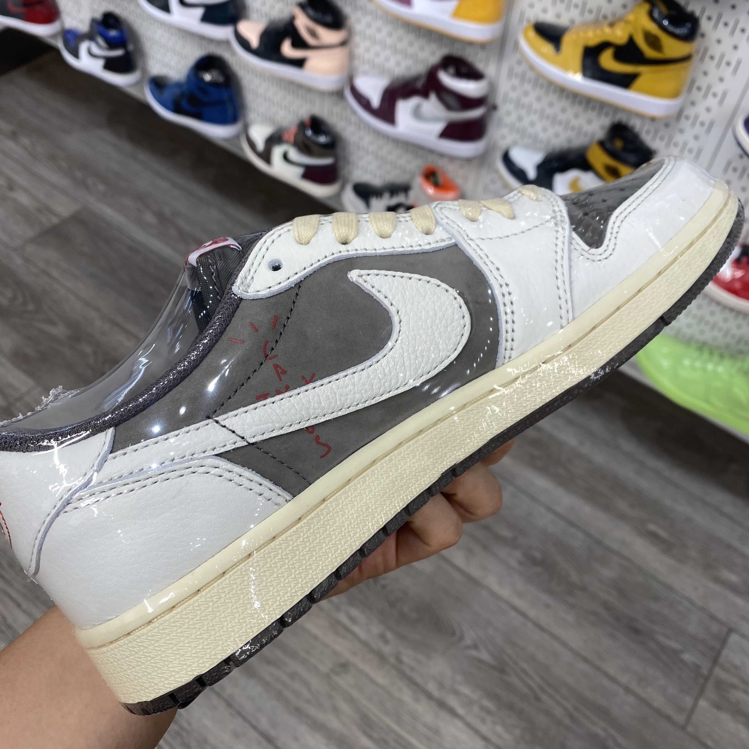 Jordan 1 x Travis Scott Retro Low OG SP Sail and Ridgerock, Jordan 1 x Travis Scott x Fragment Retro Low OG SP Military Blue 착용 스타일 - 3