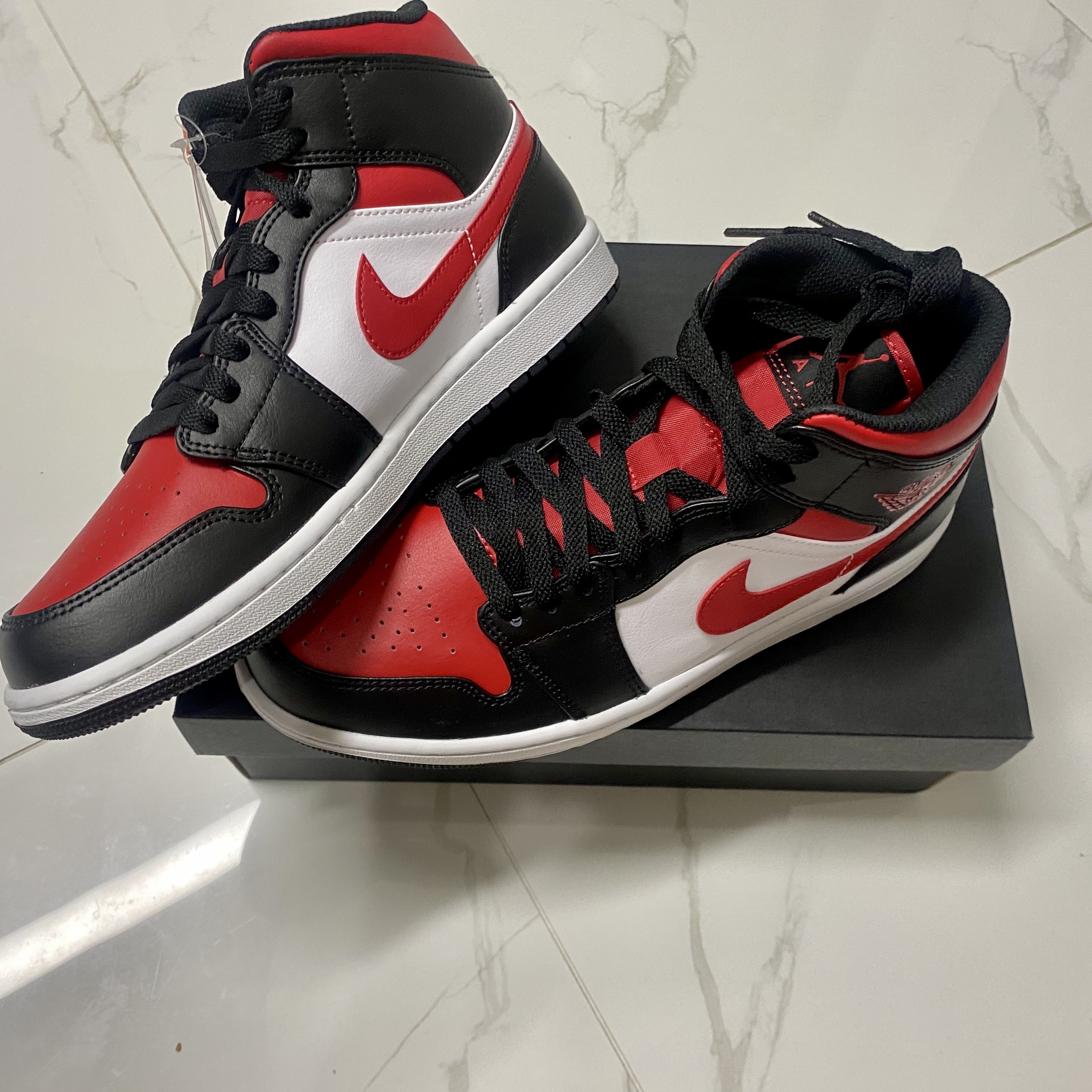 Jordan 1 Mid Black Fire Red 착용 스타일 - 3