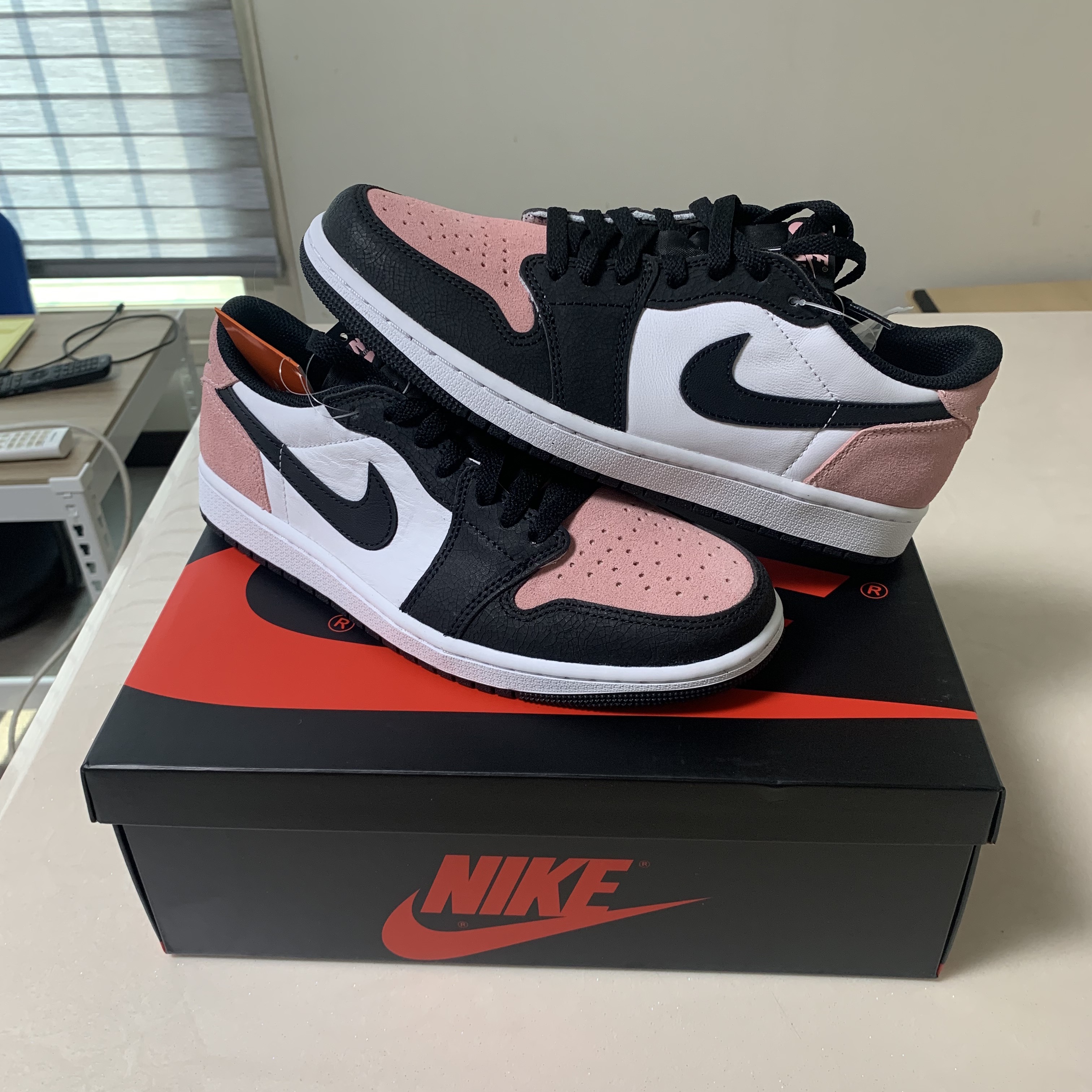 Jordan 1 Retro Low OG Bleached Coral 착용 스타일 - 1