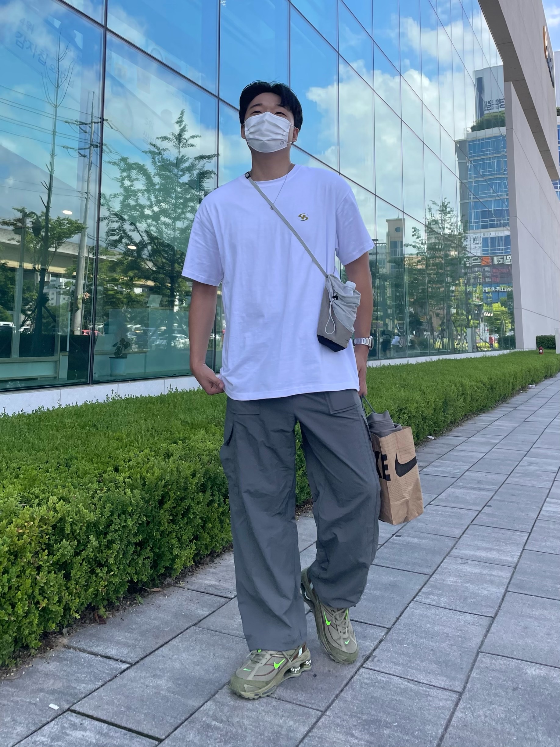 Nike x Supreme Shox Ride 2 SP Neutral Olive, Sansan Gear Logo T-Shirt White - 22SS 착용 스타일