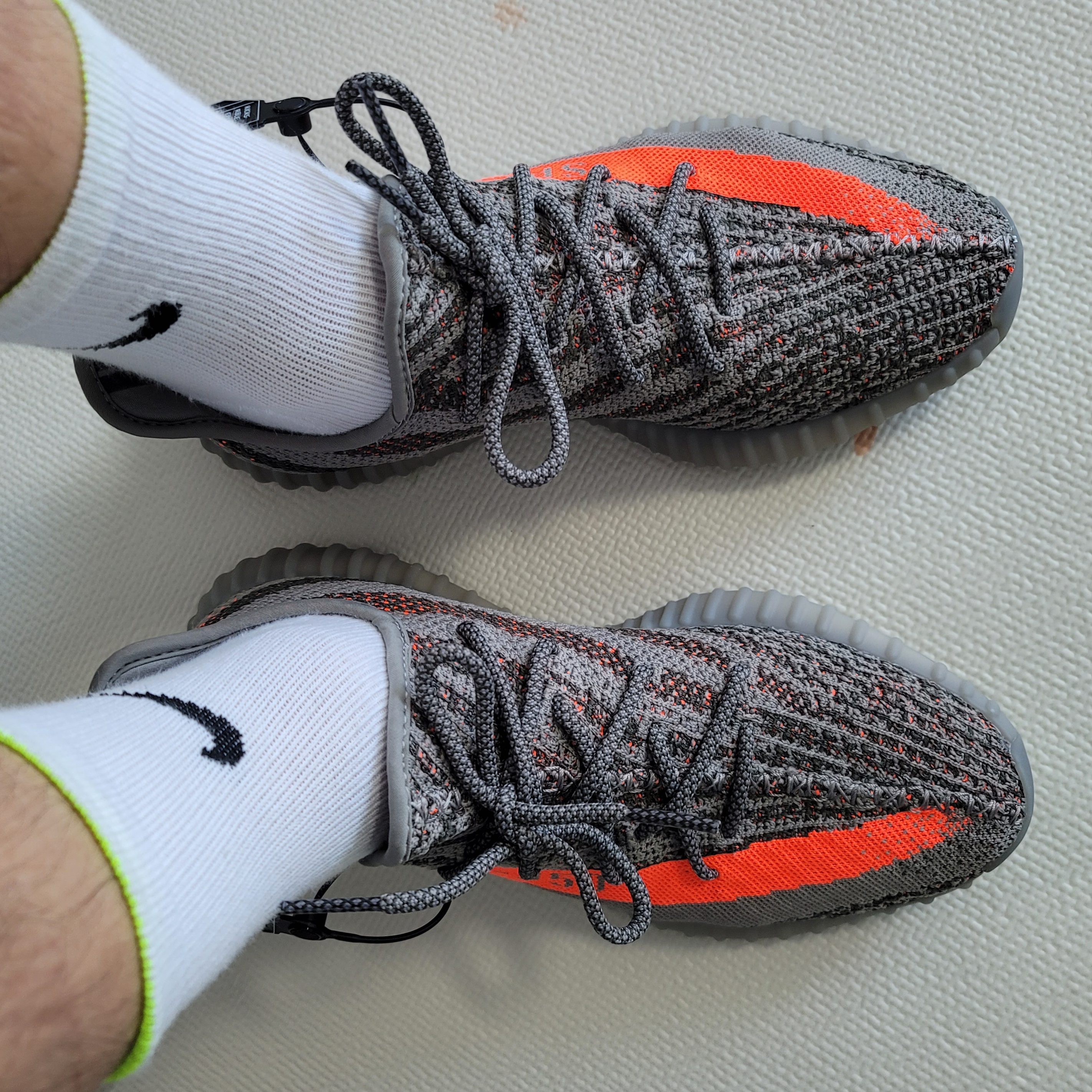 Adidas Yeezy Boost 350 V2 Beluga - Reflective 착용 스타일