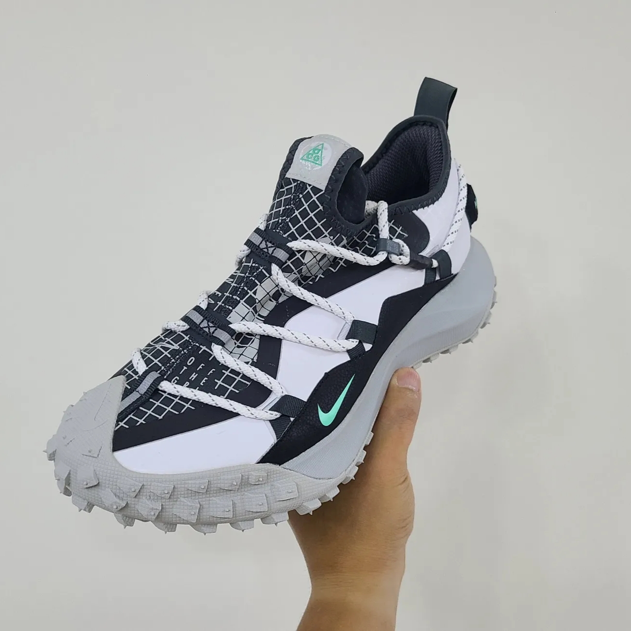 Nike ACG Mountain Fly Low SE White and Black 착용 스타일 - 1