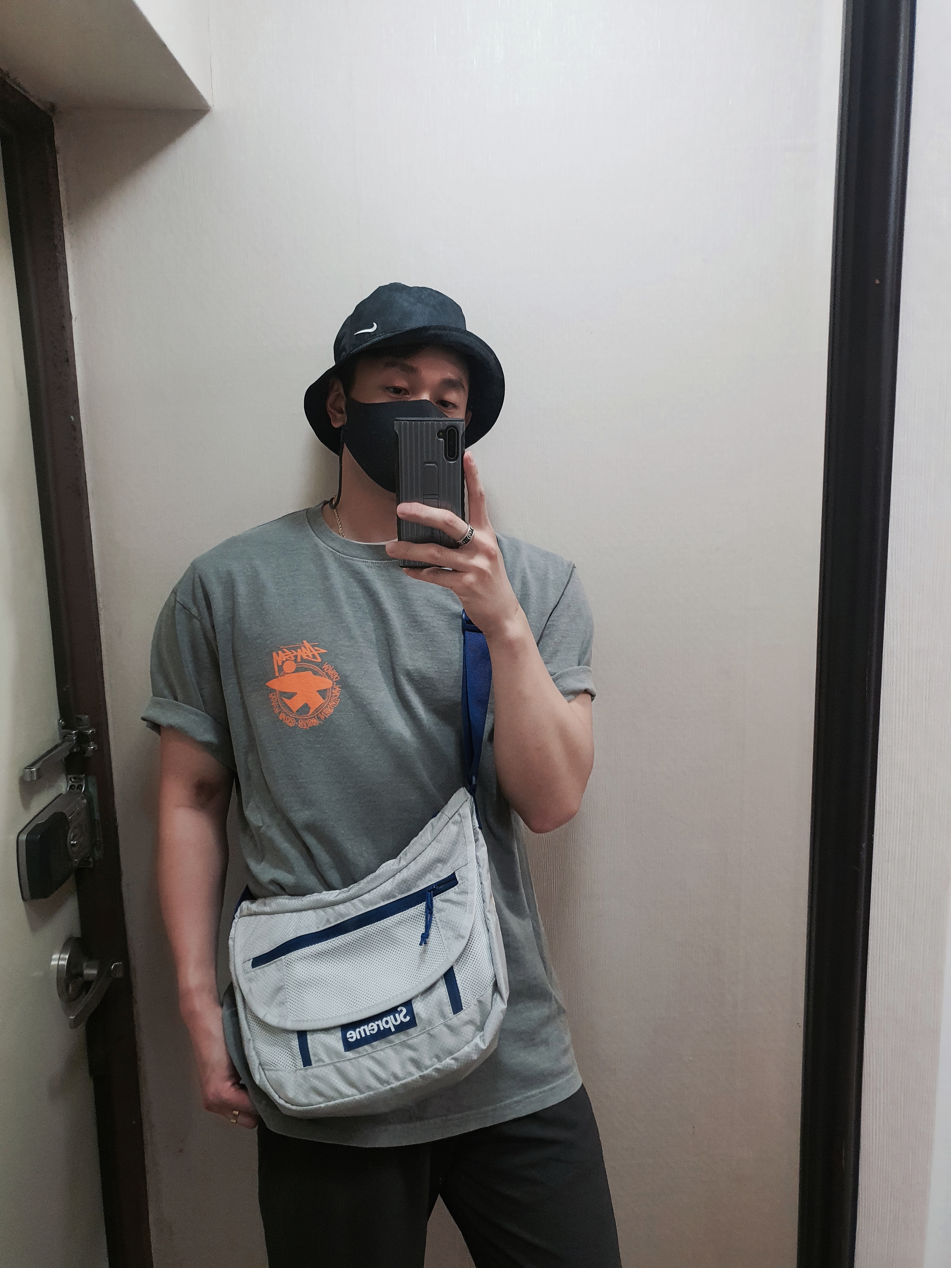 Stussy Beach Roots T-Shirt Grey, Nike NRG Bucket Hat Black 착용 스타일 - 2