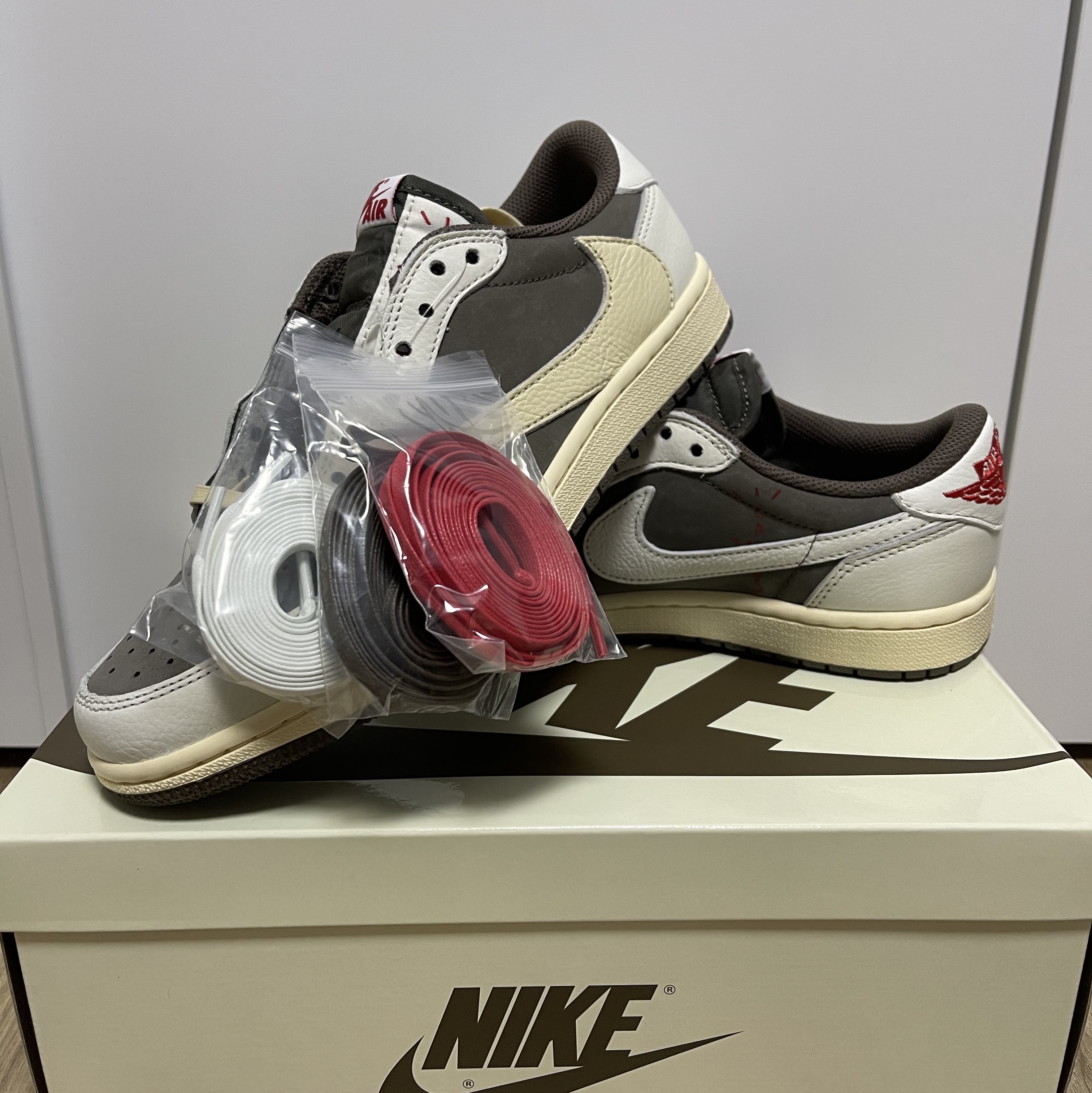 Jordan 1 x Travis Scott Retro Low OG SP Sail and Ridgerock 착용 스타일 - 4