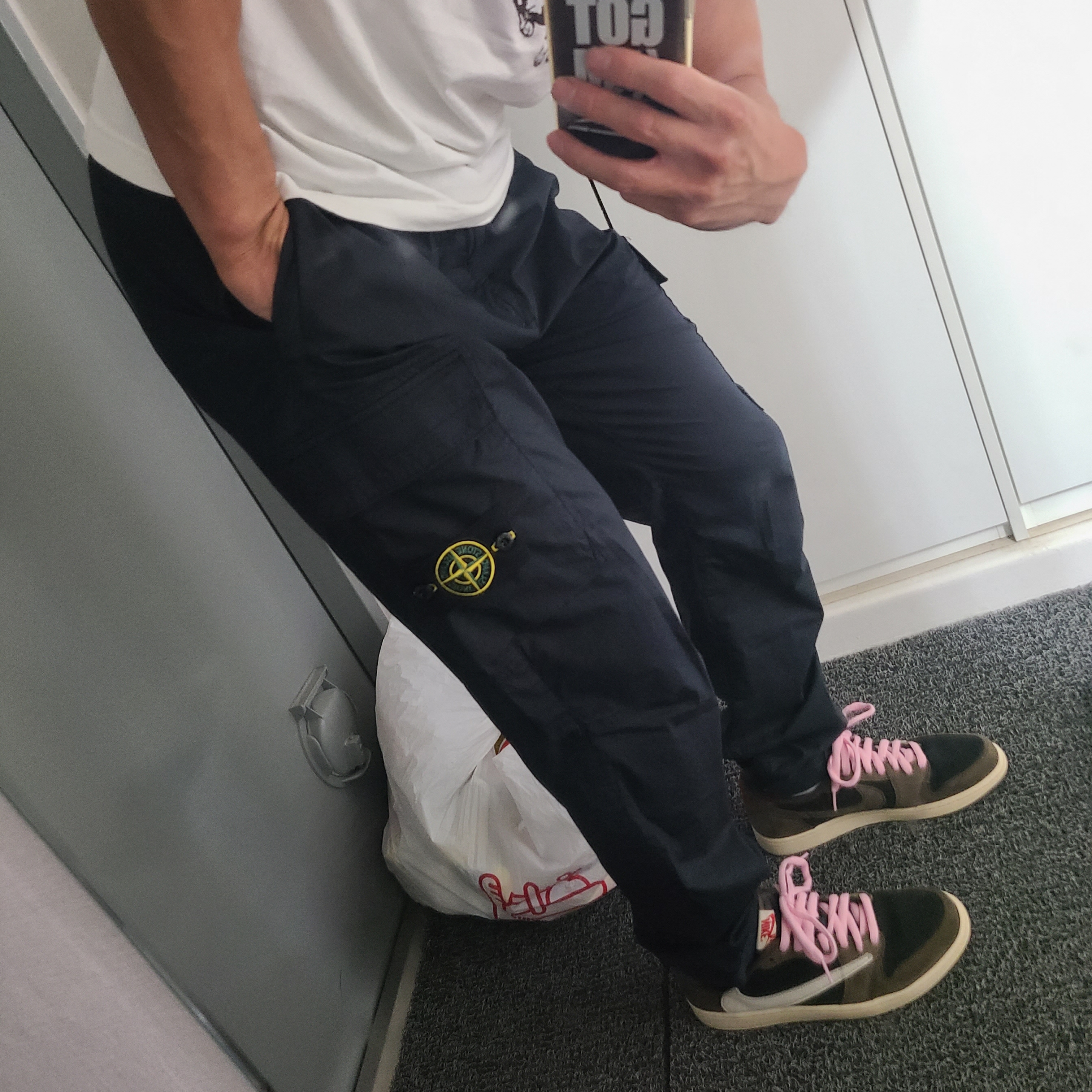 Stone Island 31303 Stretch Cotton Tela Paracadute Cargo Pants Navy Blue - 22SS, Jordan 1 x Travis Scott Retro Low OG SP Mocha 착용 스타일