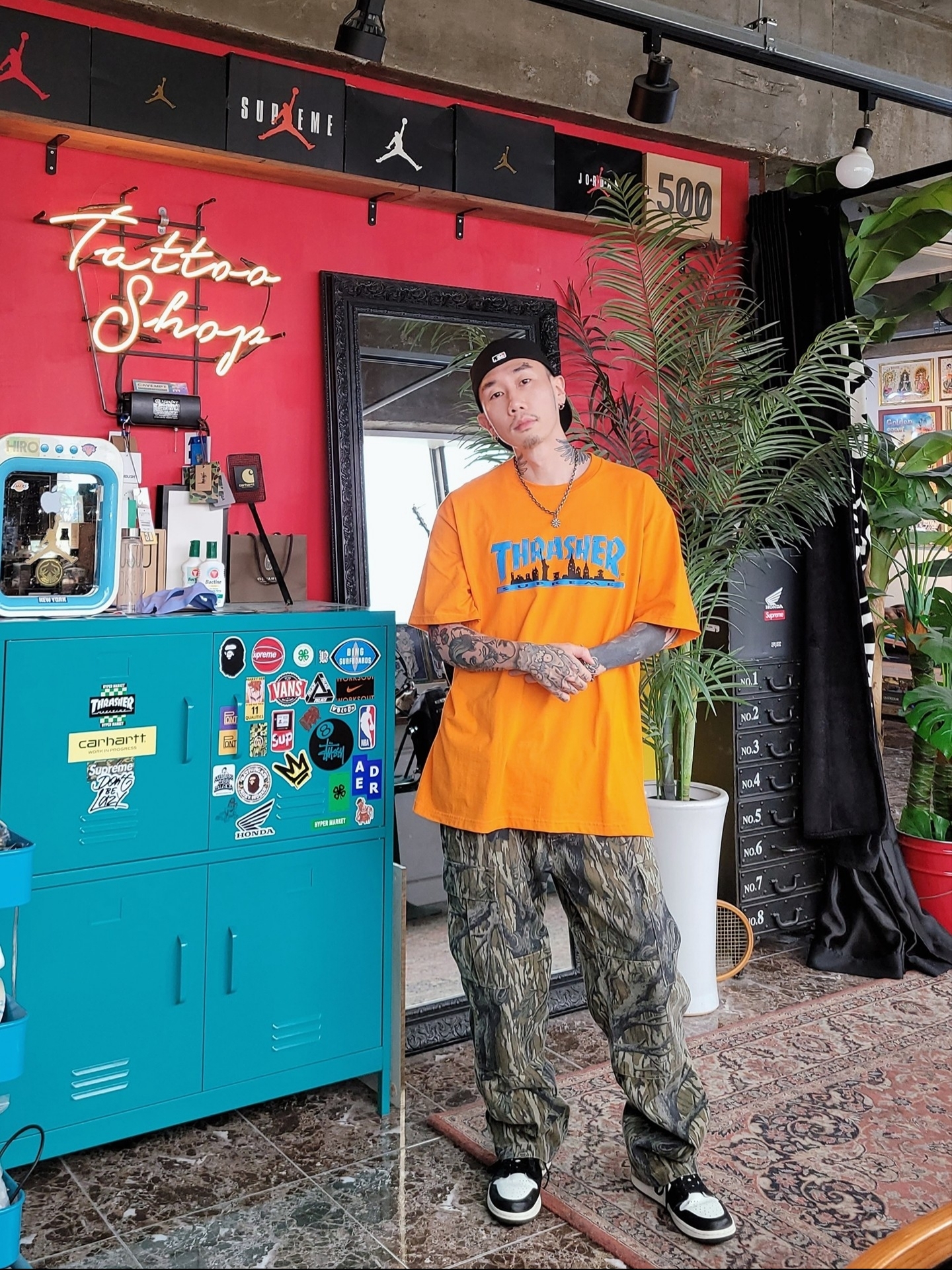 Supreme x Thrasher Skyline T-Shirt Orange - 21FW, Jordan 1 Retro High OG Black Mocha 착용 스타일