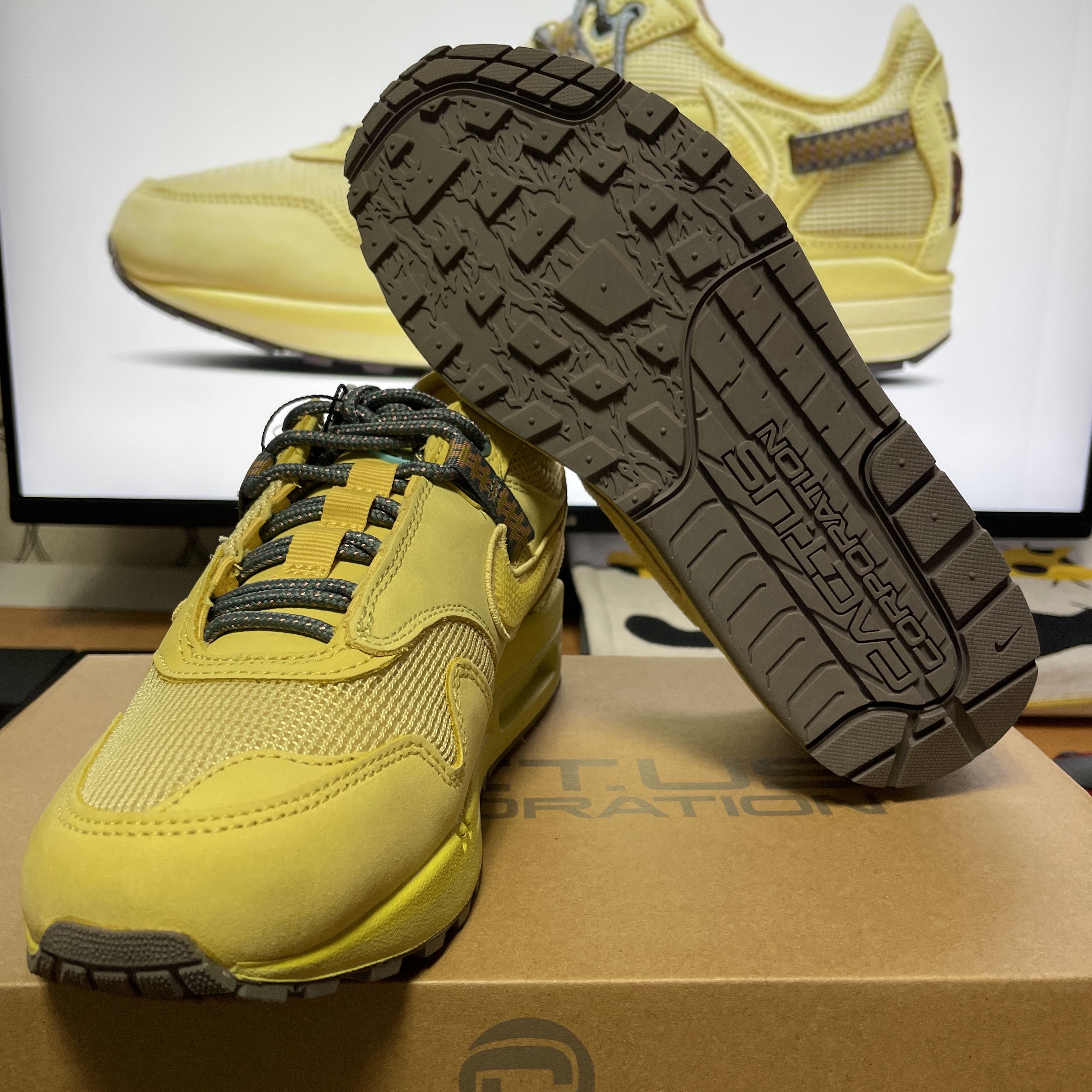 Nike x Travis Scott Air Max 1 Cact.us Gold 착용 스타일 - 3