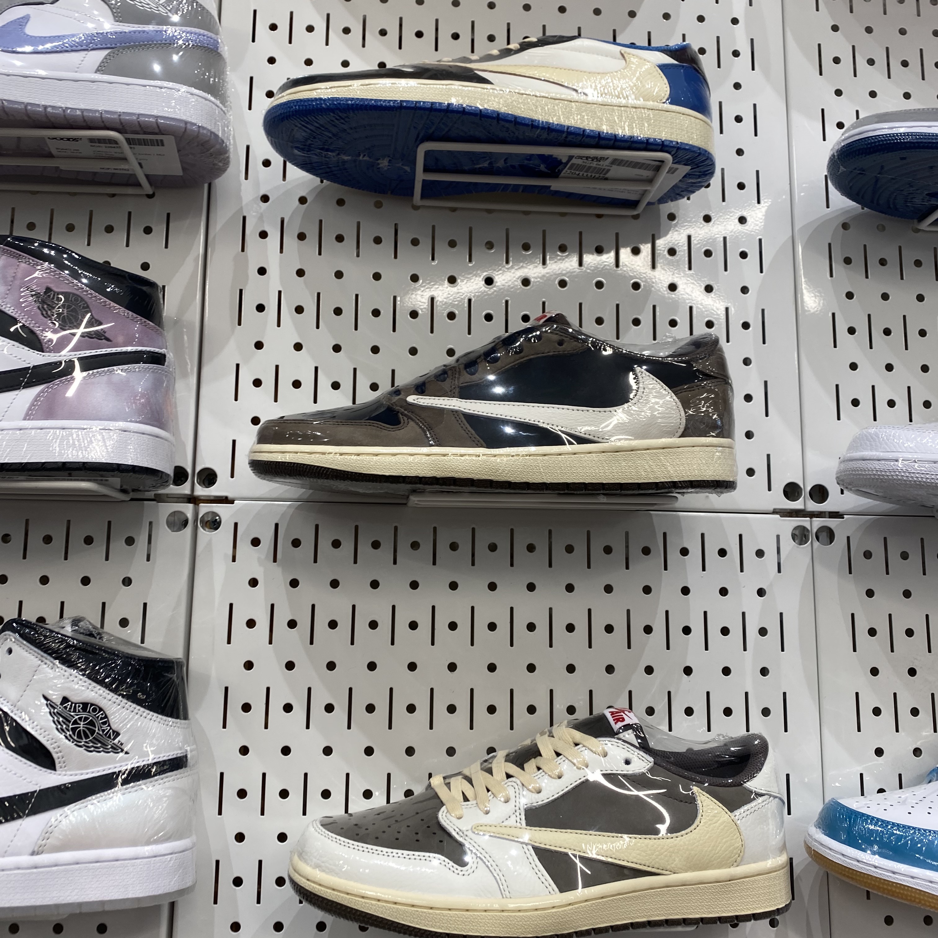 Jordan 1 x Travis Scott Retro Low OG SP Sail and Ridgerock, Jordan 1 x Travis Scott x Fragment Retro Low OG SP Military Blue 착용 스타일 - 5