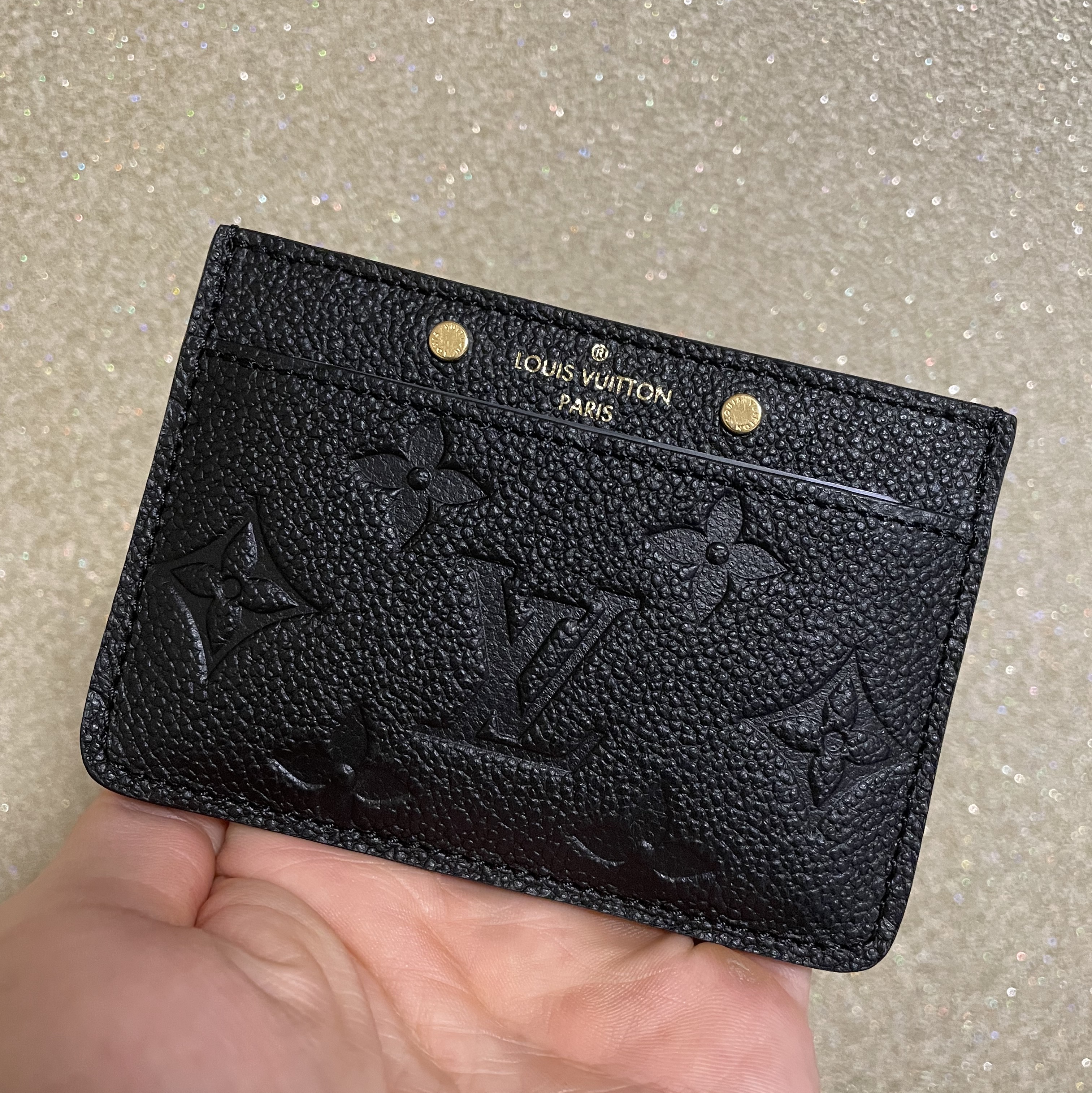 Louis Vuitton Card Holder Monogram Empreinte Black 착용 스타일