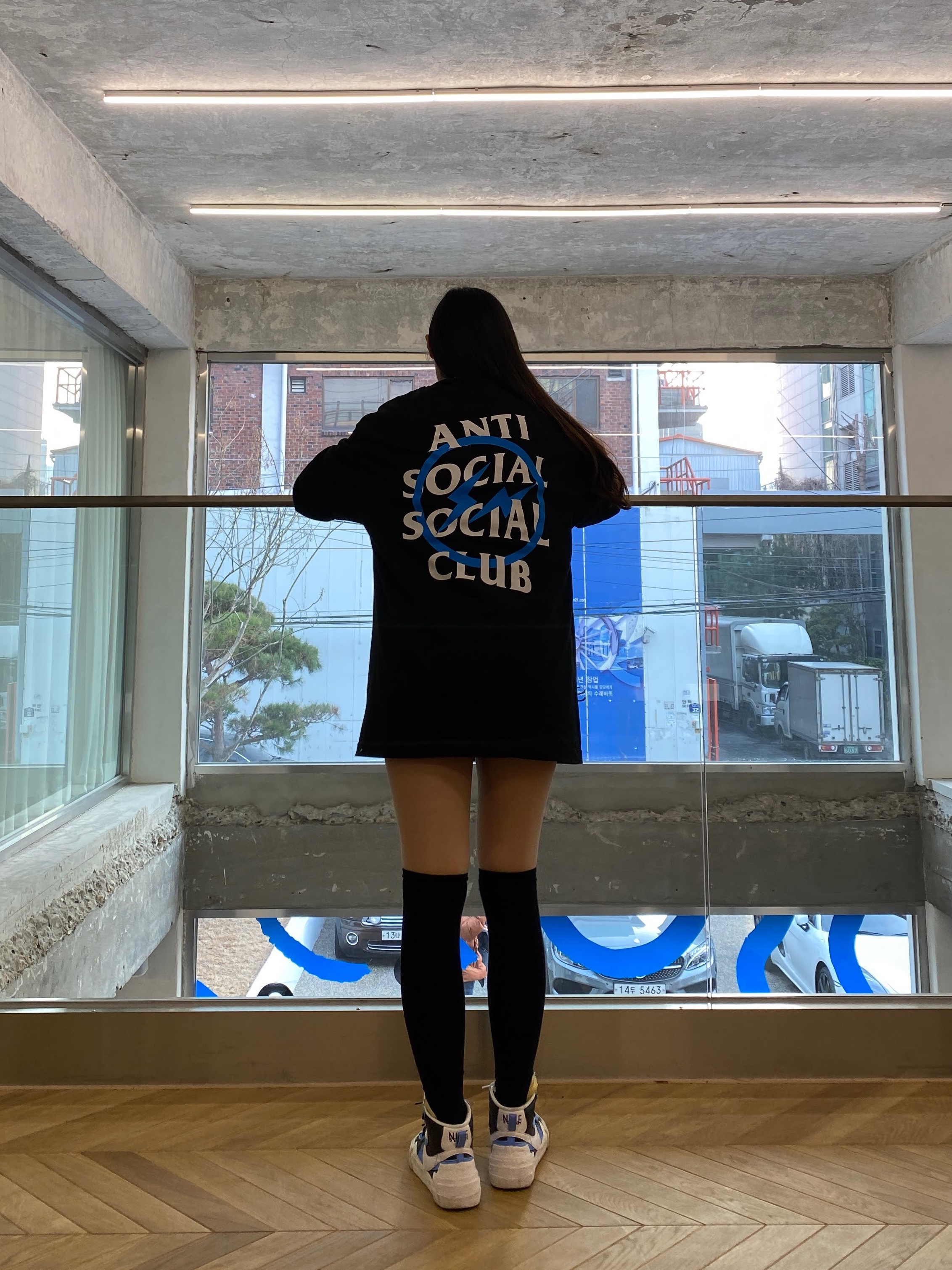 Anti Social Social Club x Fragment Blue Bolt T-Shirt, Nike x Sacai Blazer Mid White Black Legend Blue 착용 스타일