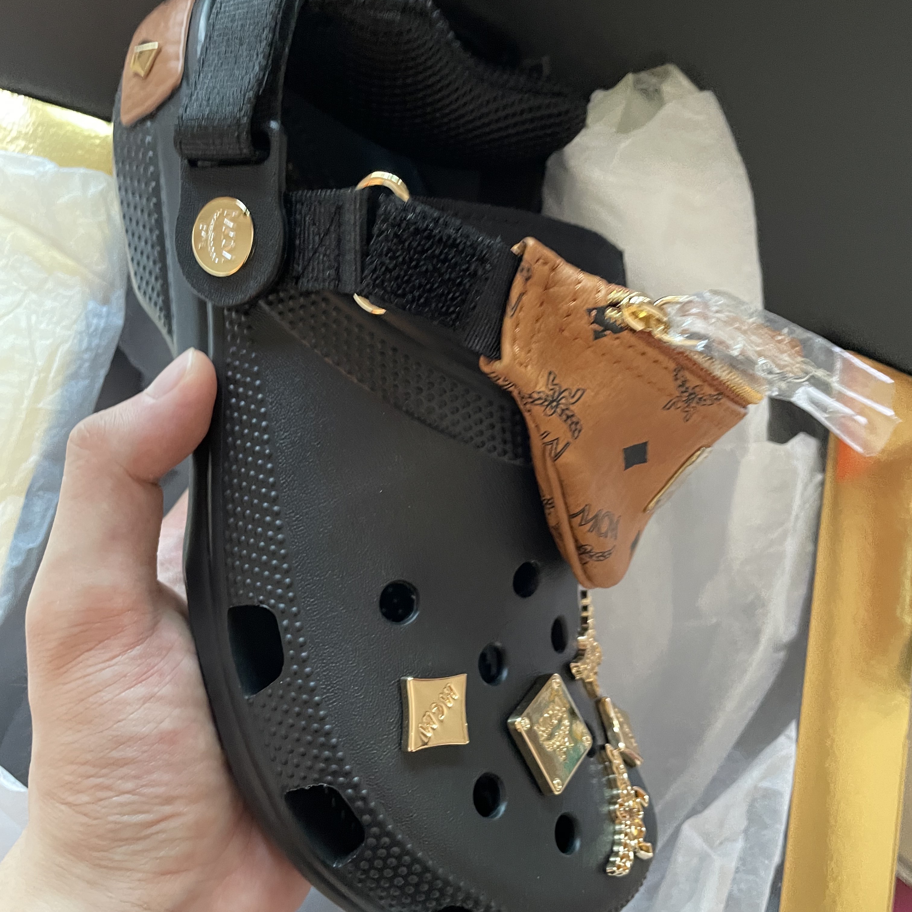 Crocs x MCM Belt Bag Bracelet Clog Black 착용 스타일 - 2