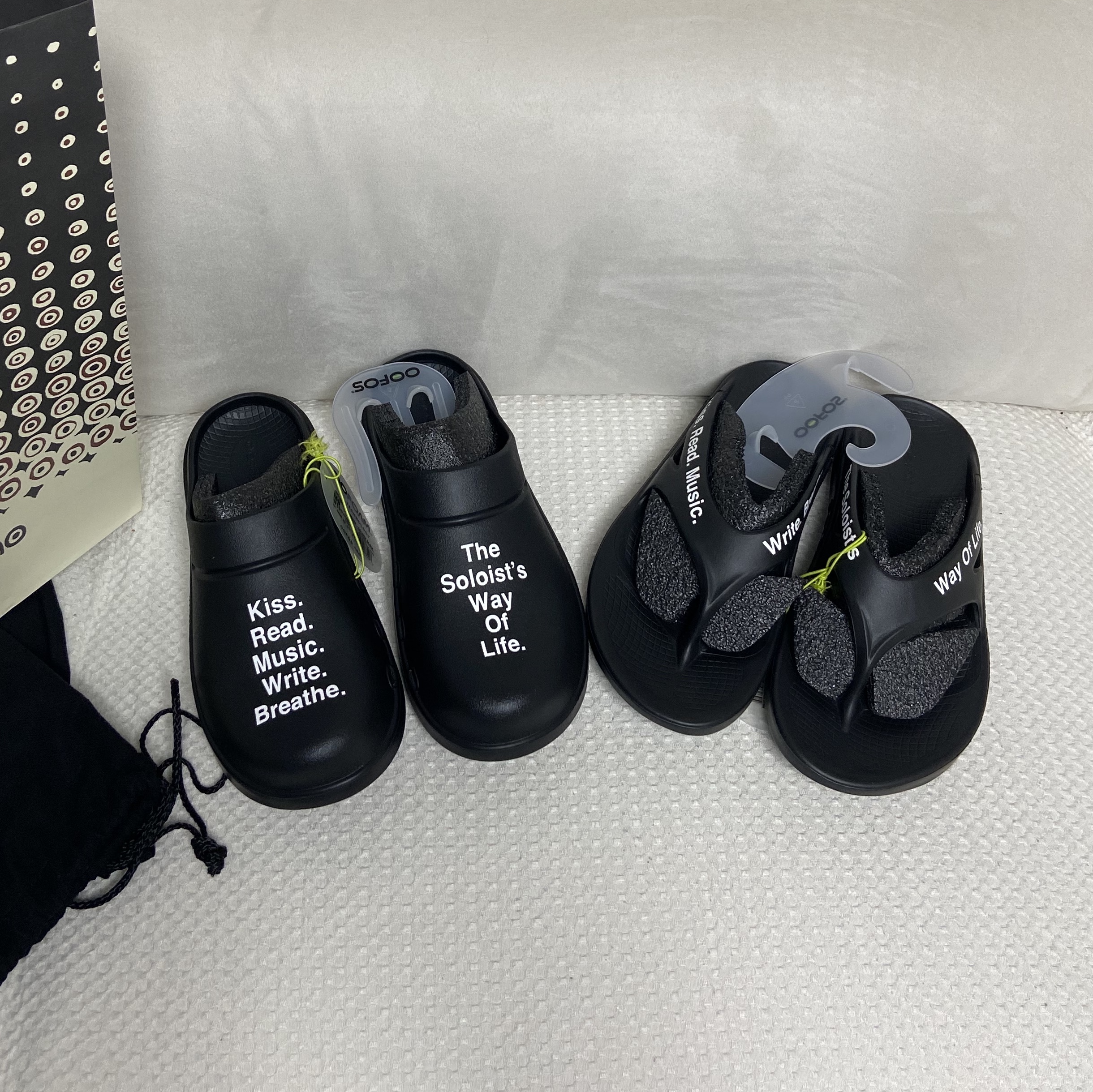 Oofos x Takahiromiyashita The Soloist The Soloist's Way Of Life Flip-Flop Black White, Oofos x Takahiromiyashita The Soloist The Soloist's Way Of Life Clog Black White 착용 스타일