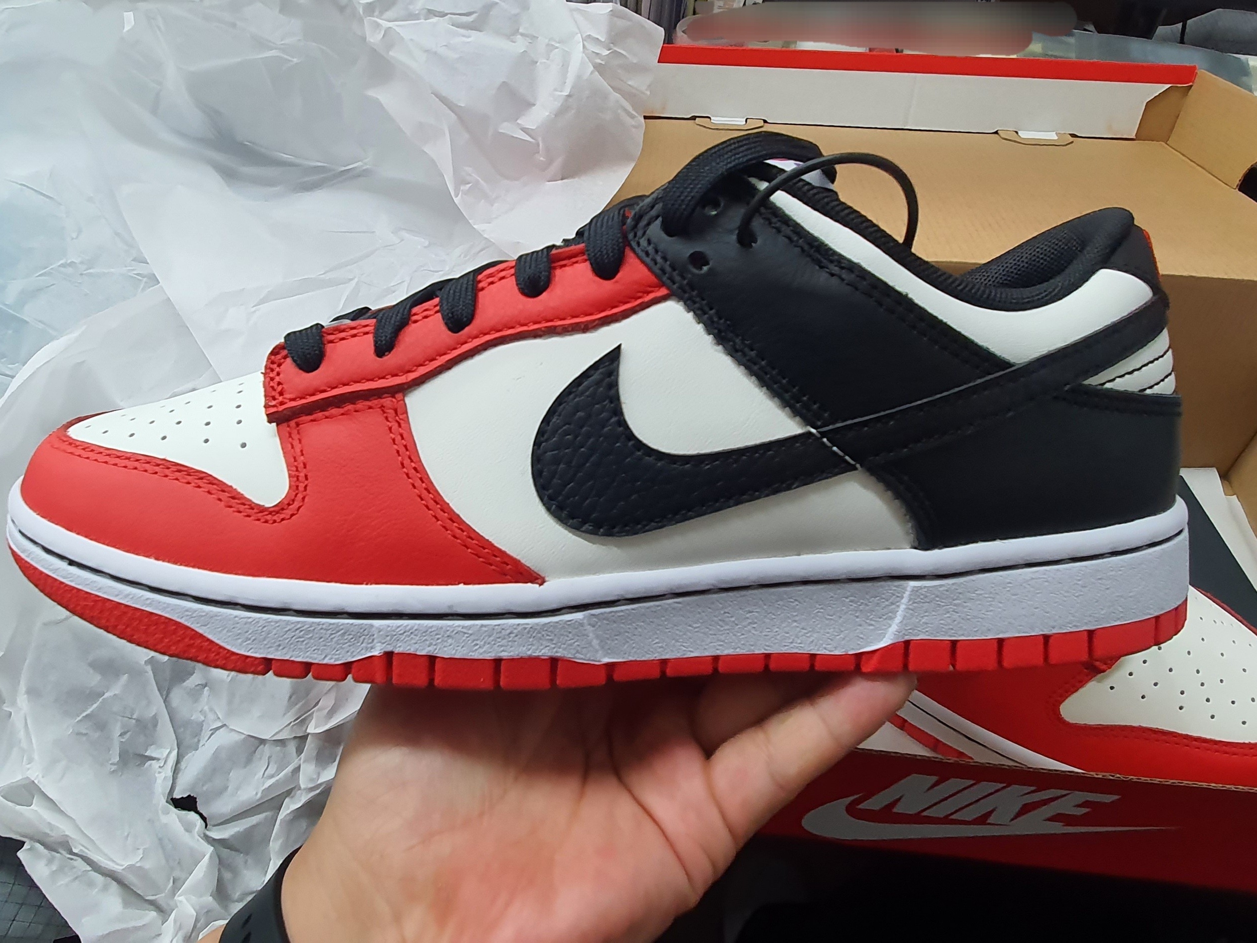 Nike x NBA Dunk Low Retro EMB Black and Chile Red 착용 스타일 - 2