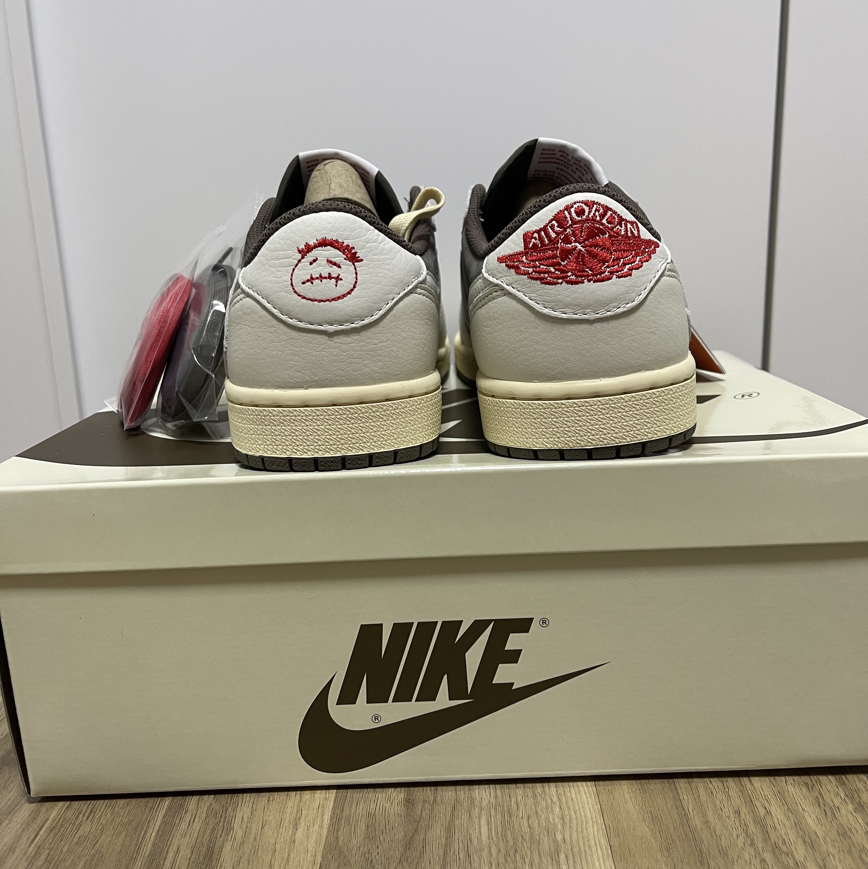 Jordan 1 x Travis Scott Retro Low OG SP Sail and Ridgerock 착용 스타일 - 3