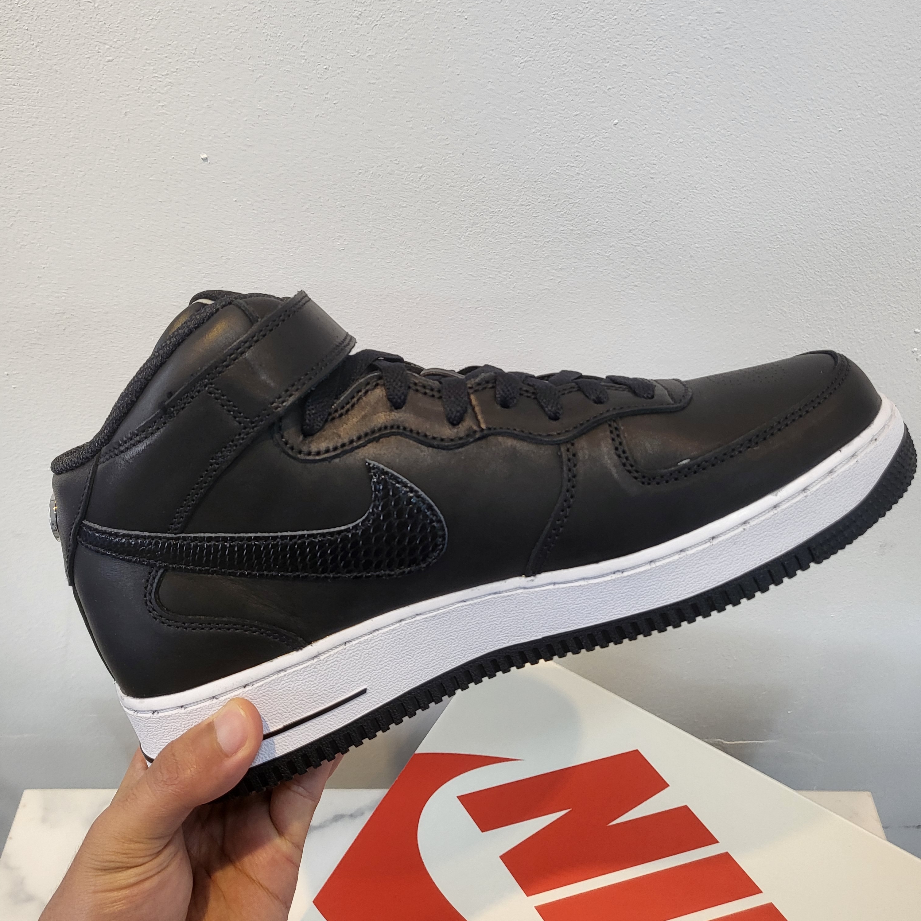 Nike x Stussy Air Force 1 '07 Mid SP Black 착용 스타일 - 2
