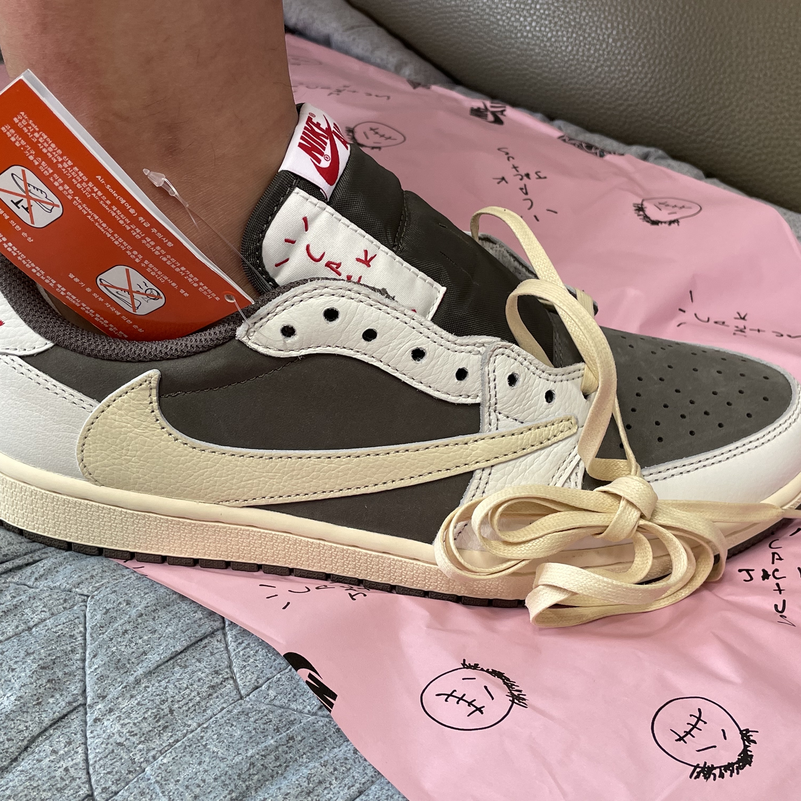 Jordan 1 x Travis Scott Retro Low OG SP Sail and Ridgerock 착용 스타일 - 3