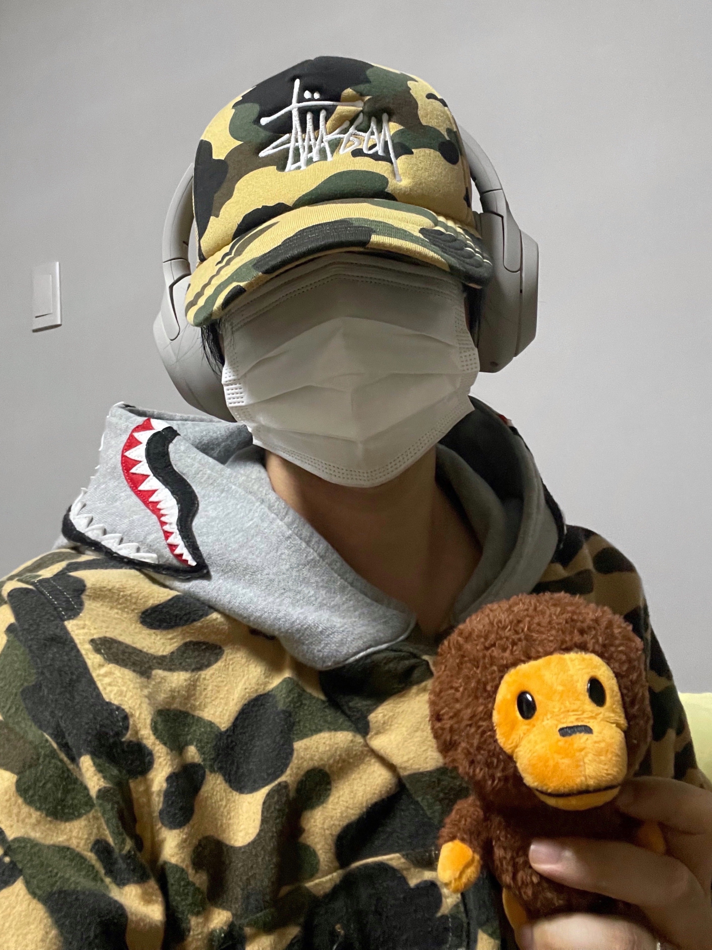 Sony WH-1000XM4 Platinum Silver (Korean Ver.), Stussy x BAPE Trucker Cap Yellow 착용 스타일 - 1